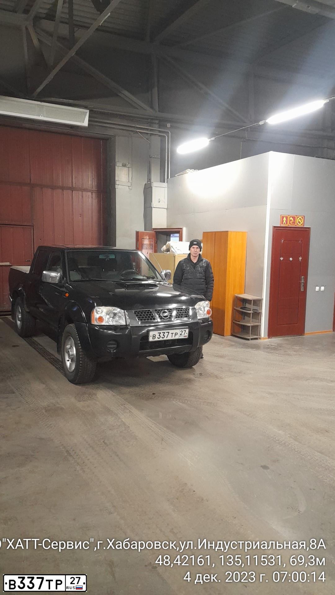 Фото автомобиля NISSAN NAVARA, 2010 — госномер А642МР27. Цвет: ЧЕРНЫЙ
