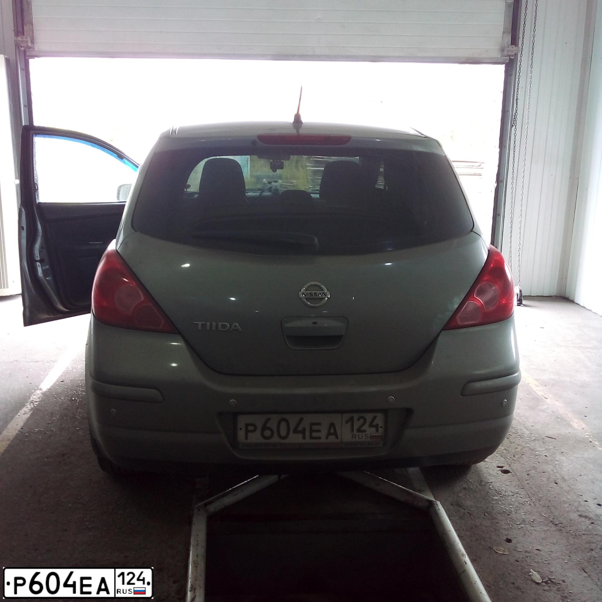 Фото автомобиля NISSAN TIIDA, 2007 — госномер О037АВ199. Цвет: Серый