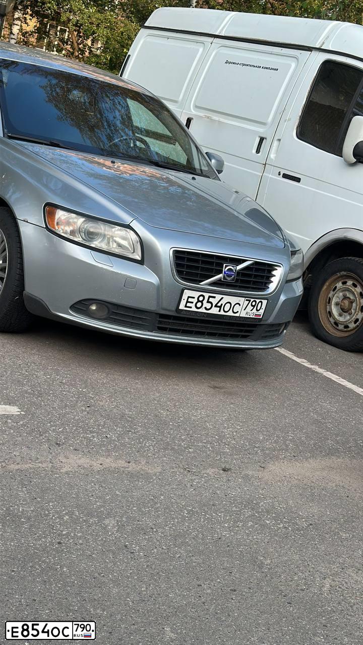 Фото автомобиля VOLVO S40, 2008 — госномер Е854ОС790. Цвет: СЕРЕБРИСТЫЙ
