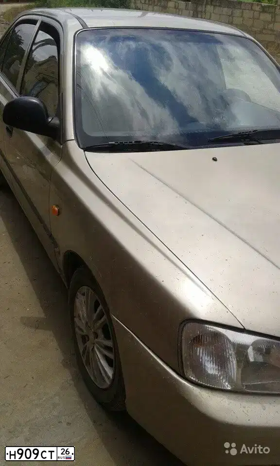 Фото автомобиля RENAULT SYMBOL, 2004 — госномер Н909СТ26. Цвет: ТЕМНО-СЕРЫЙ