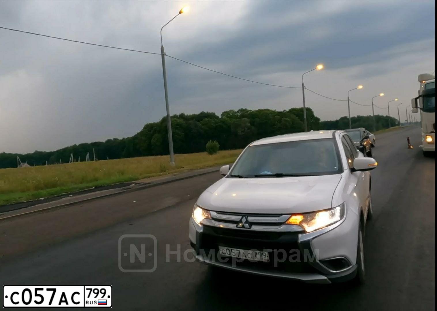 Фото автомобиля MITSUBISHI OUTLANDER, 2017 — госномер С057АС799. Цвет: БЕЛЫЙ