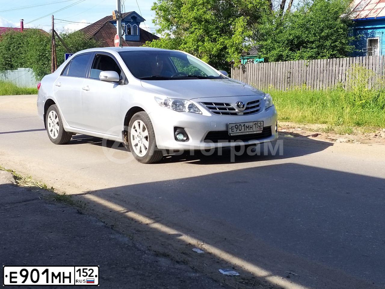 Фото автомобиля TOYOTA COROLLA, 2011 — госномер Е901МН152. Цвет: СВЕТЛО-СЕРЫЙ