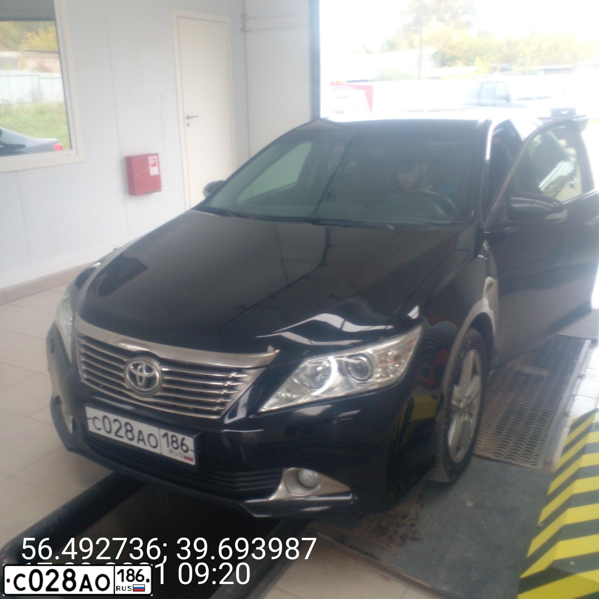 Фото автомобиля TOYOTA CAMRY, 2011 — госномер М001ХВ86. Цвет: ЧЕРНЫЙ