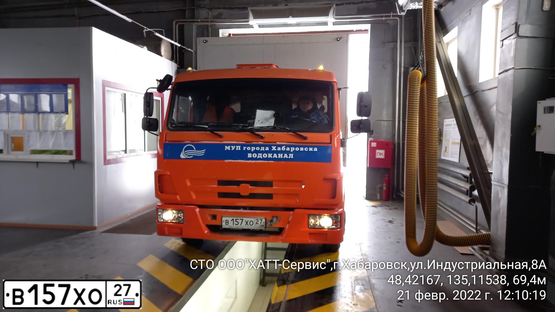 Фото автомобиля KAMAZ 4308 /4X2/, 2013 — госномер В157ХО27. Цвет: ОРАНЖЕВЫЙ