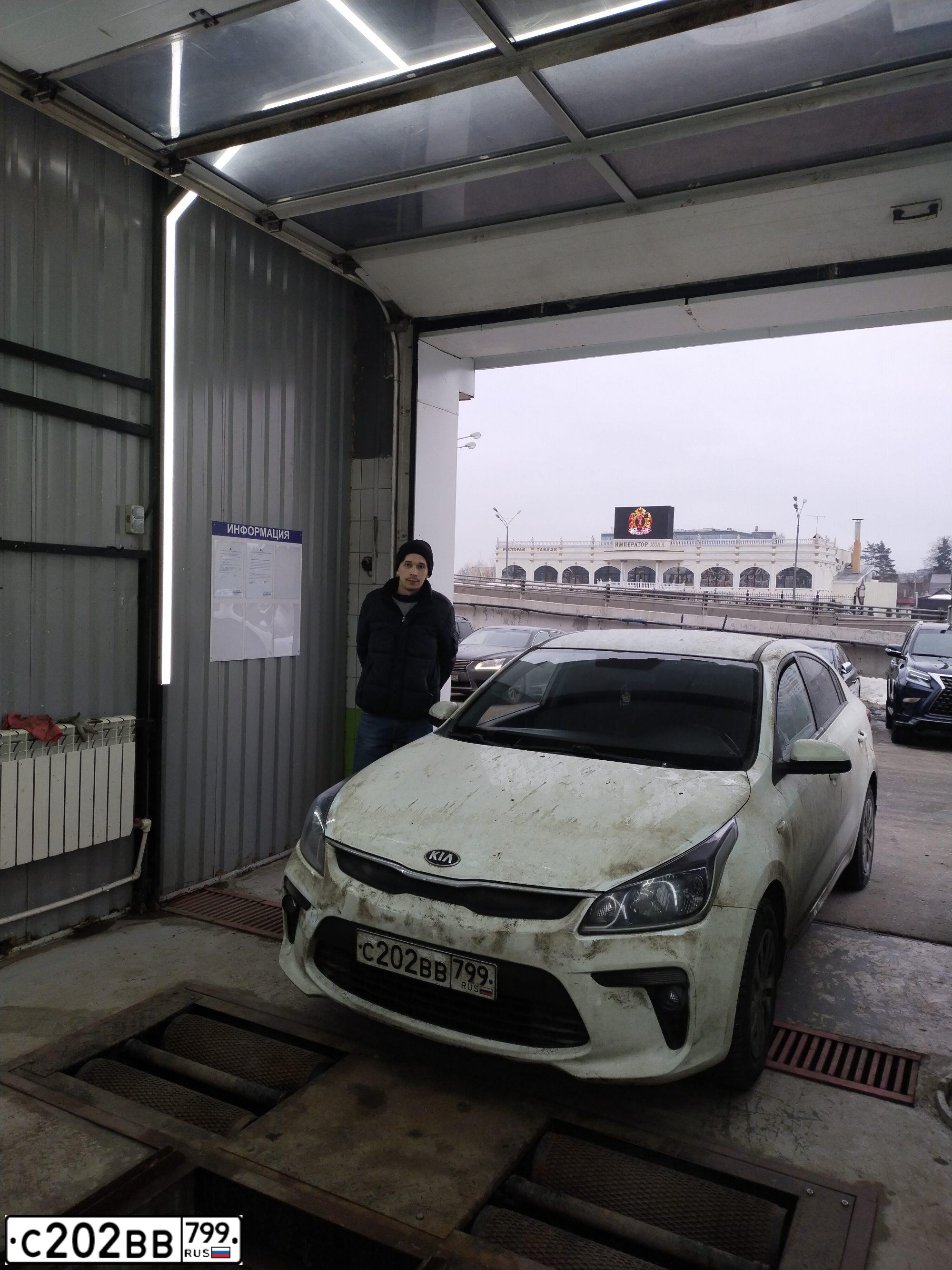 Фото автомобиля KIA RIO, 2018 — госномер С202ВВ799. Цвет: Белый