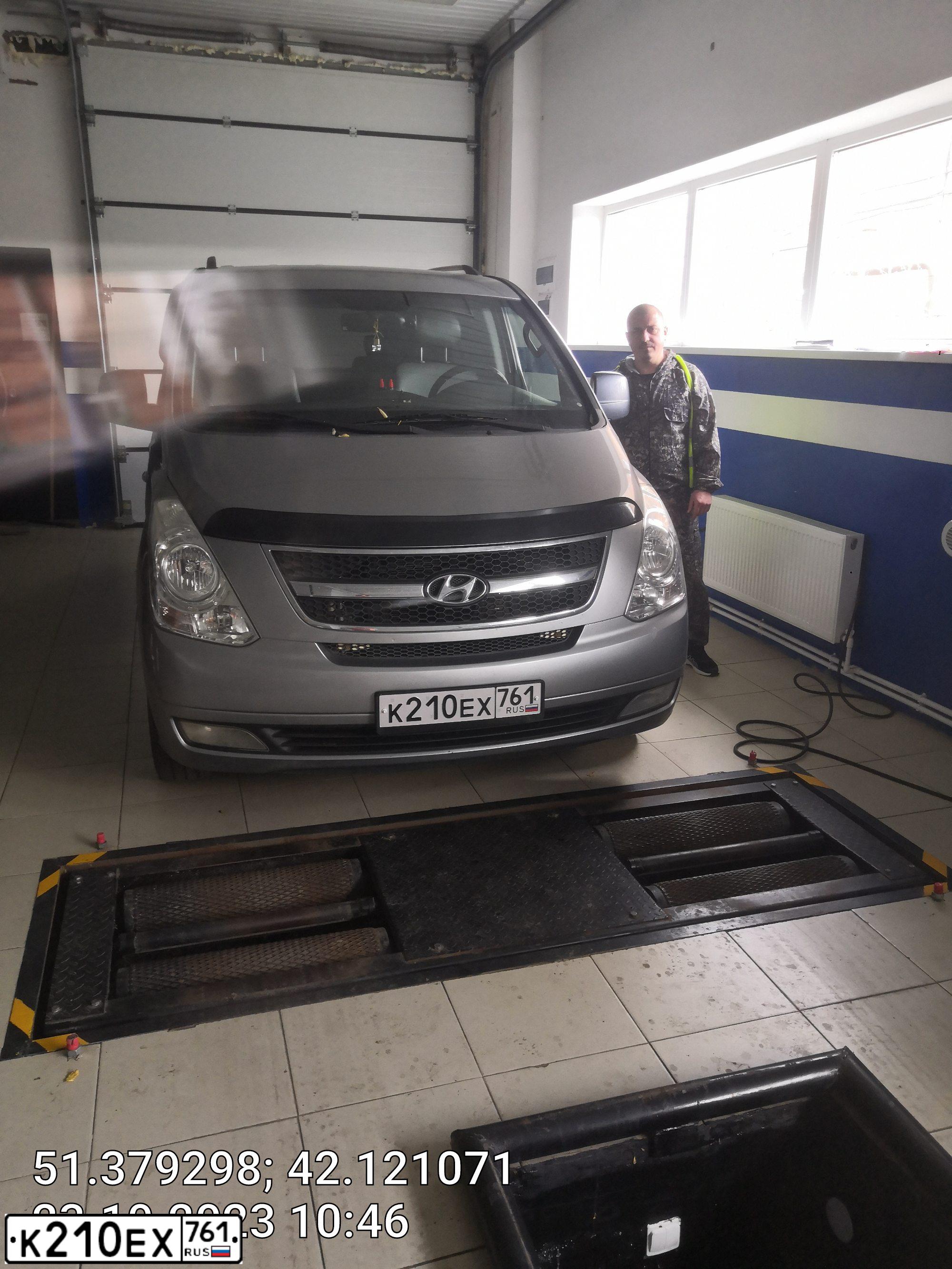 Фото автомобиля HYUNDAI GRAND STAREX, 2010 — госномер К210ЕХ761. Цвет: Серый