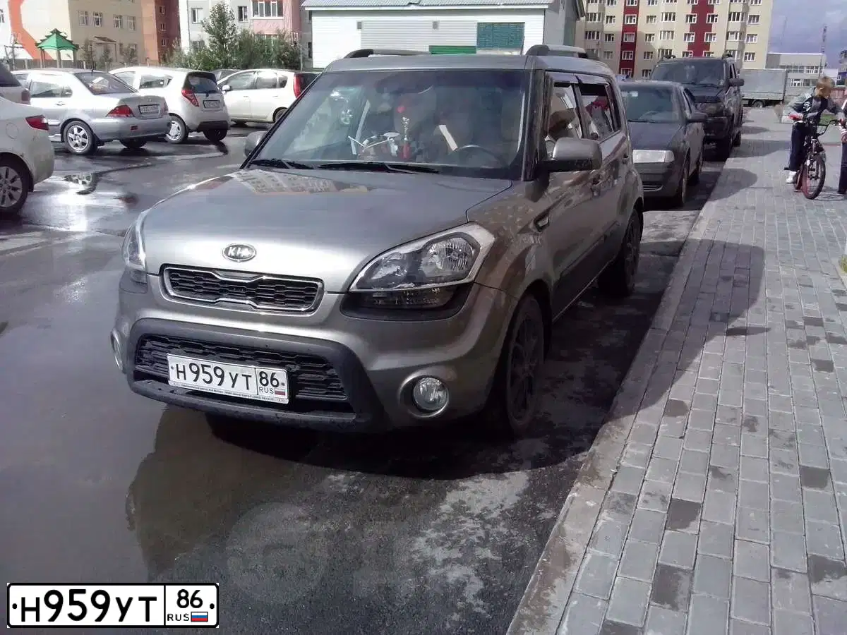 Фото автомобиля KIA SOUL, 2011 — госномер Н959УТ86. Цвет: ПЕРЛАМ.-СЕРЕБРИСТЫЙ