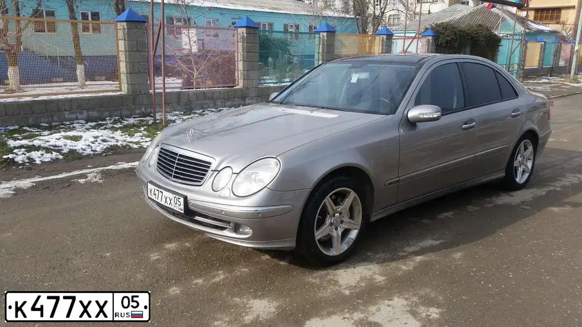 Фото автомобиля MERCEDES E-KLASSE, 2006 — госномер К477ХХ05. Цвет: СЕРЫЙ