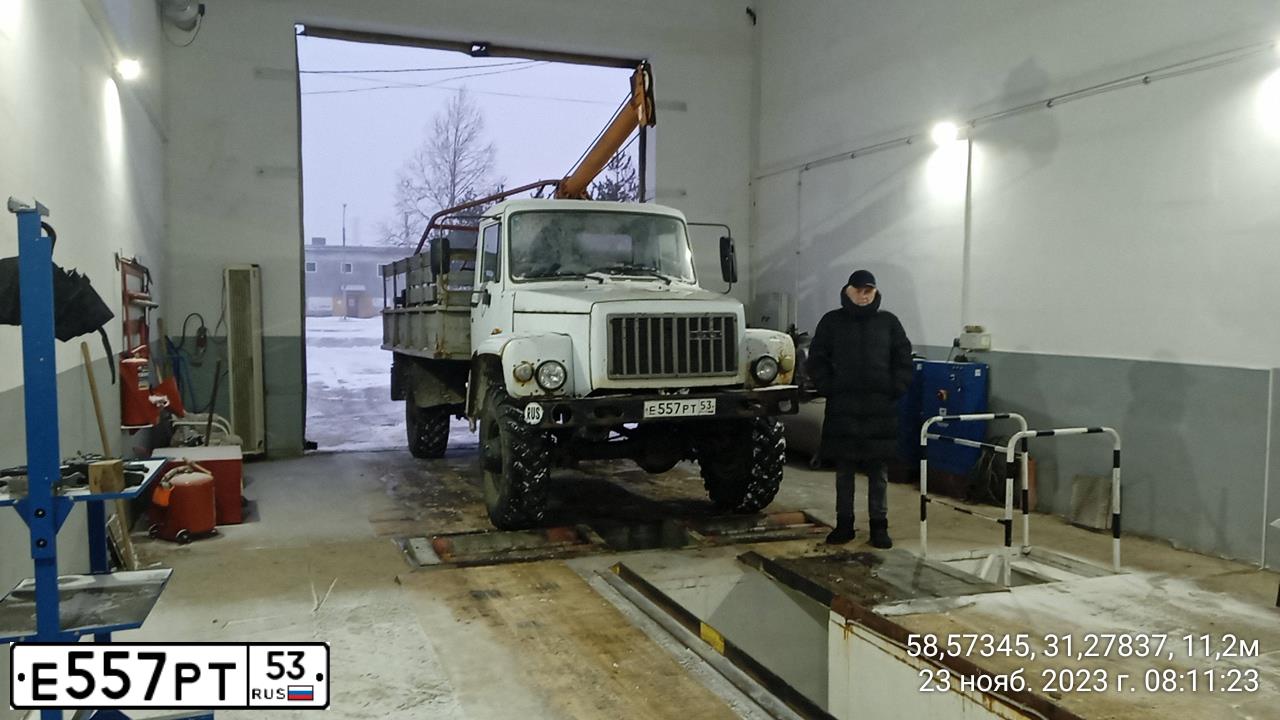 Фото автомобиля GAZ 3307, 2004 — госномер Е557РТ53. Цвет: СНЕЖНО-БЕЛЫЙ