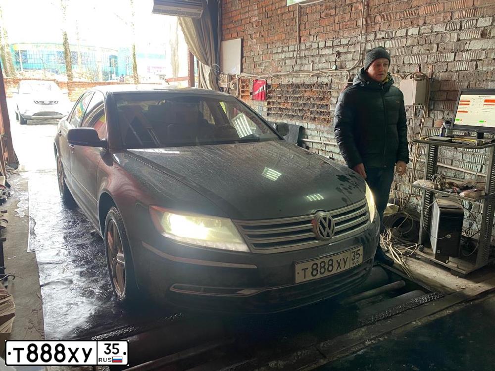 Фото автомобиля VOLKSWAGEN PHAETON, 2011 — госномер Е008РМ35. Цвет: ЧЕРНО-СЕРЫЙ