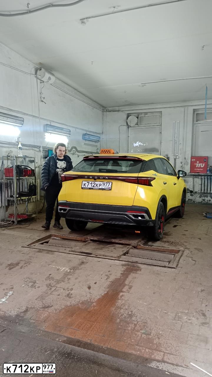 Фото автомобиля OMODA C5, 2024 — госномер К712КР977. Цвет: ЖЁЛТЫЙ