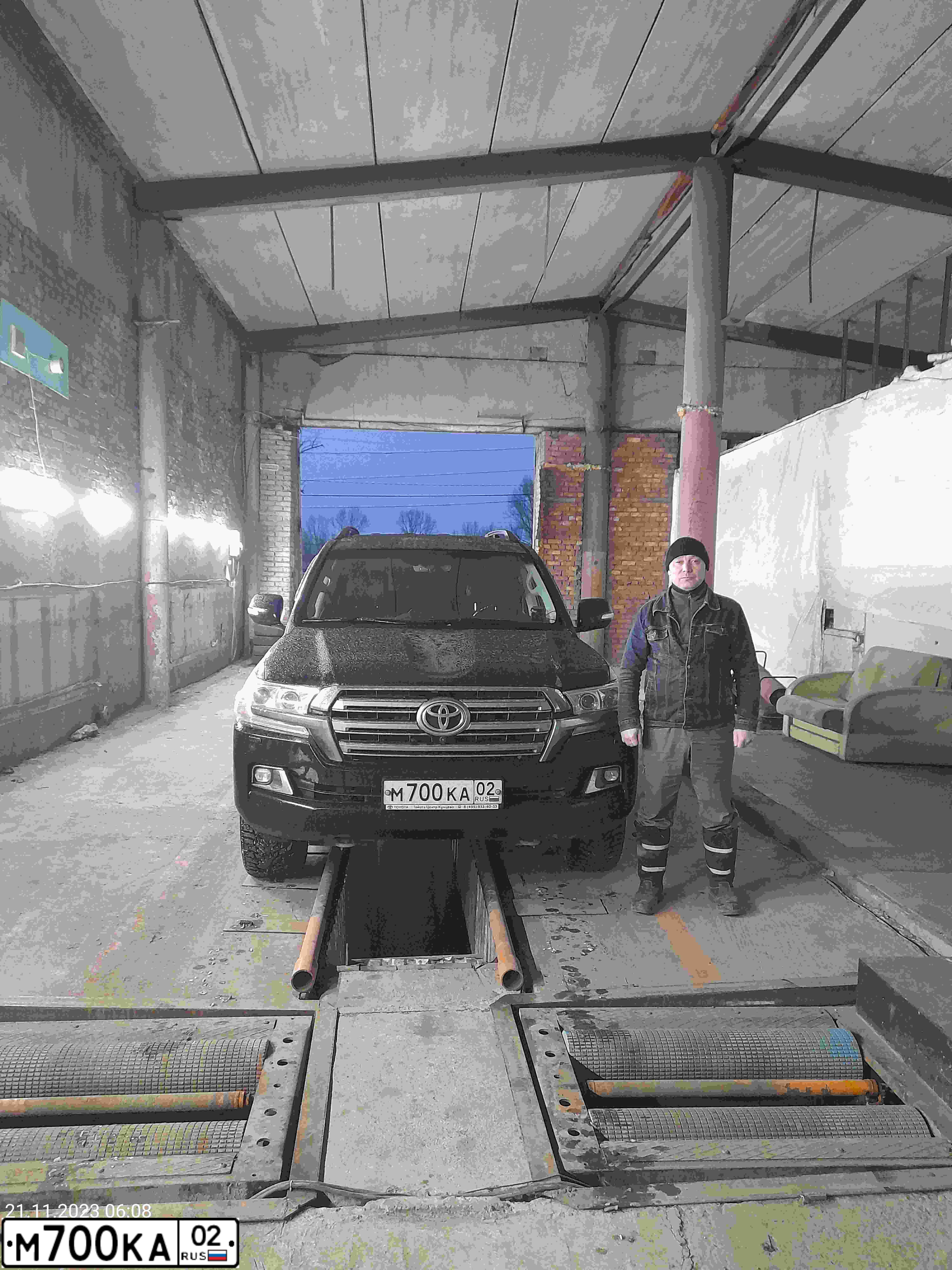 Фото автомобиля TOYOTA LANDCRUISER 200, 2009 — госномер В215МТ03. Цвет: ЧЕРНЫЙ