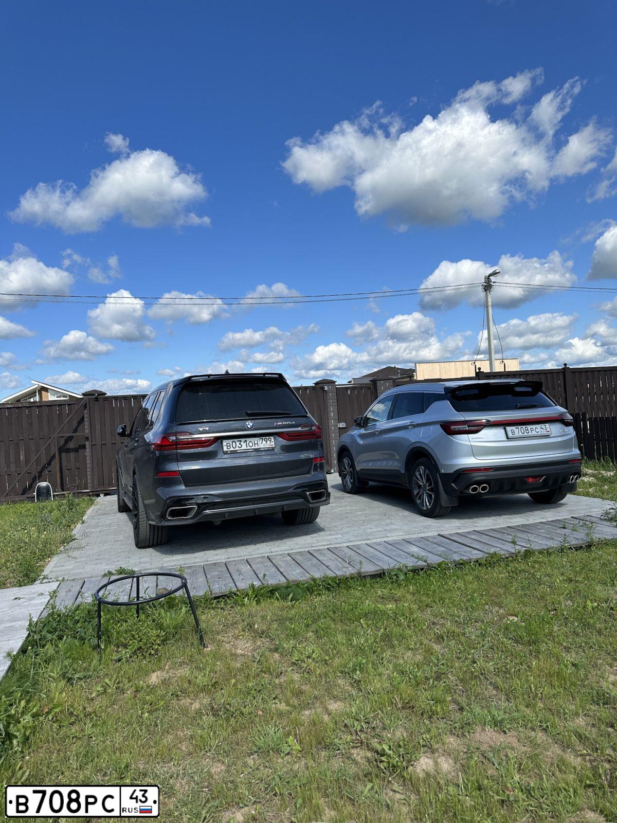 Фото автомобиля GEELY COOLRAY, 2021 — госномер Х682КЕ31. Цвет: СЕРЫЙ