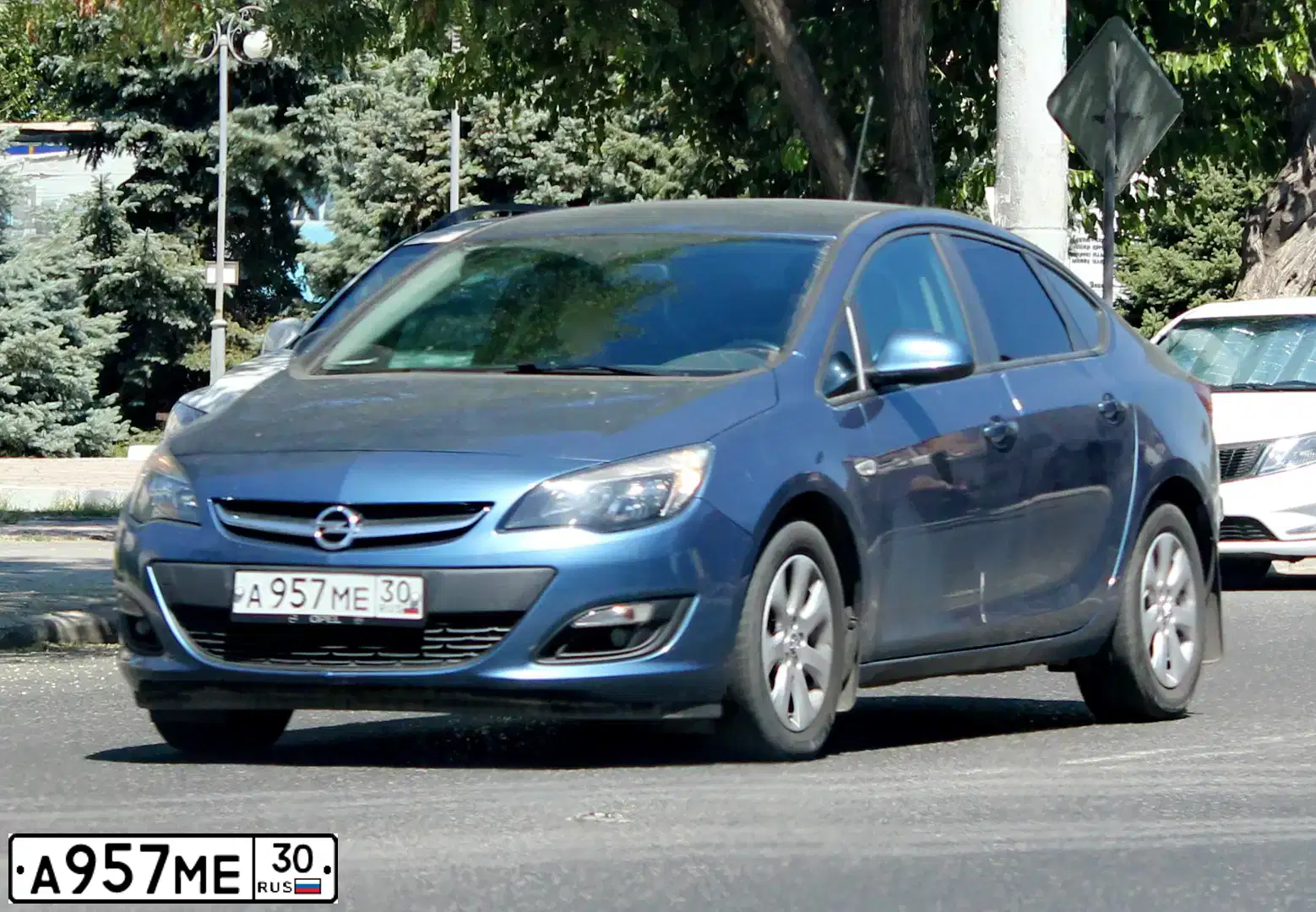 Фото автомобиля OPEL ASTRA, 2014 — госномер А081ТО01. Цвет: СИНИЙ МЕТАЛЛИК
