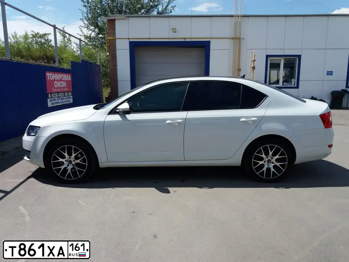 Фото автомобиля SKODA OCTAVIA, 2016 — госномер Т861ХА161. Цвет: БЕЛЫЙ