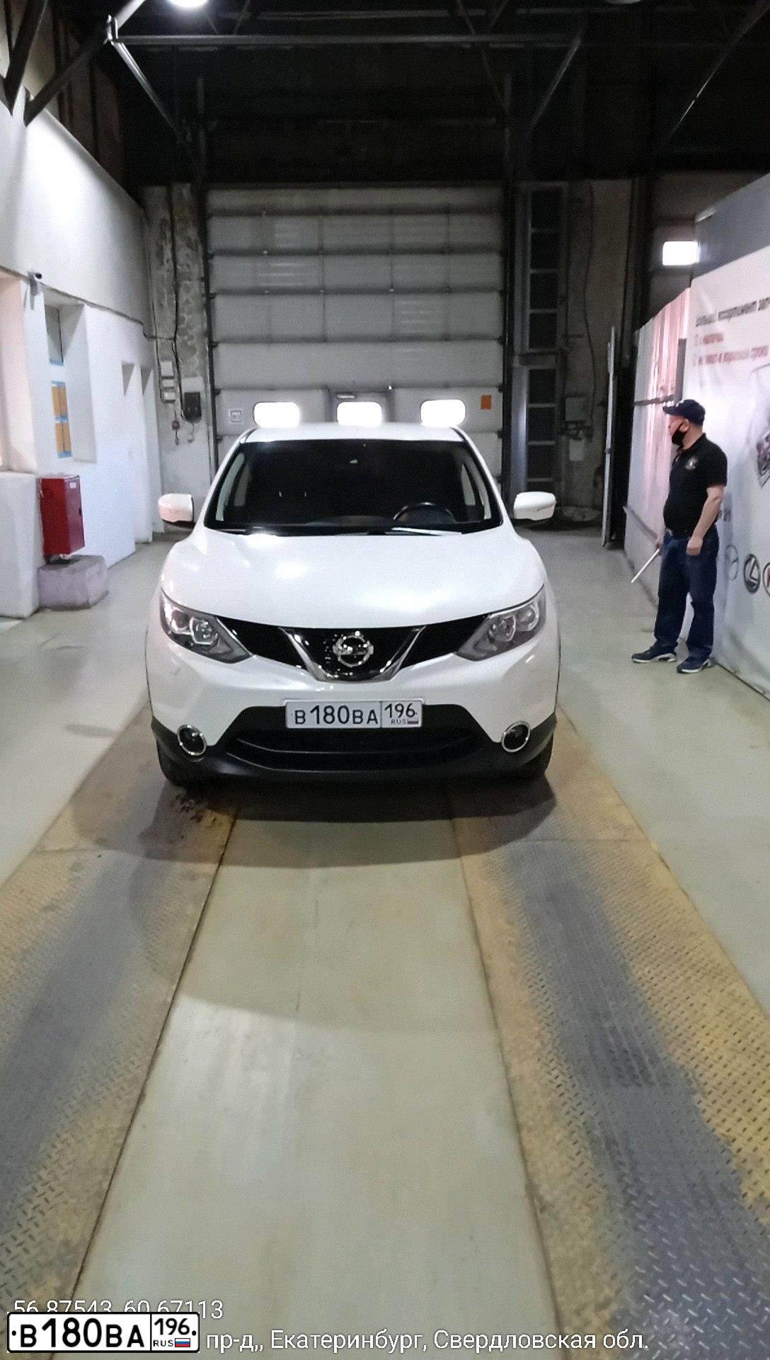 Фото автомобиля NISSAN QASHQAI, 2014 — госномер В180ВА196. Цвет: БЕЛЫЙ
