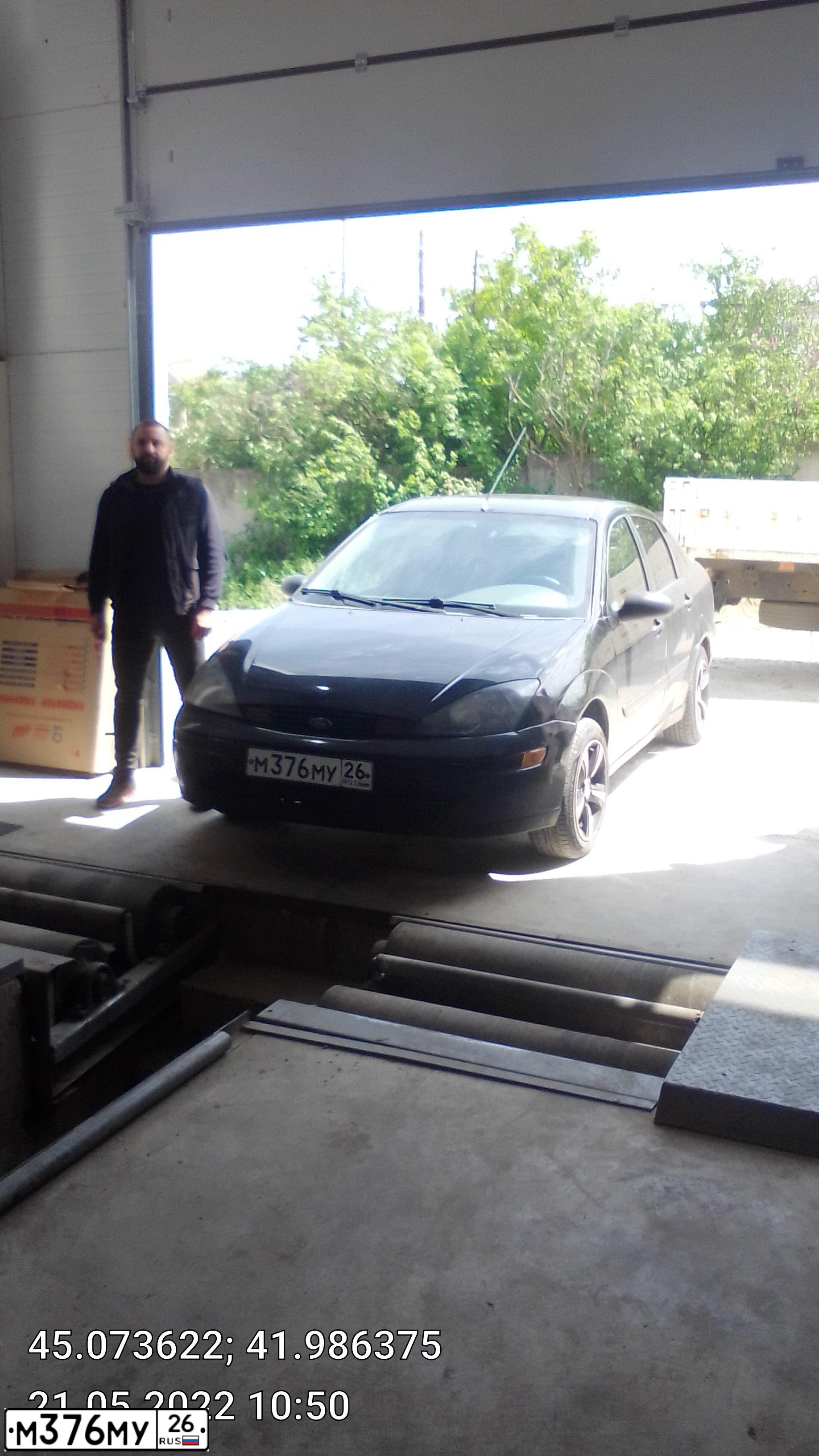 Фото автомобиля FORD FOCUS, 2003 — госномер Р405КН126. Цвет: ЧЕРНЫЙ