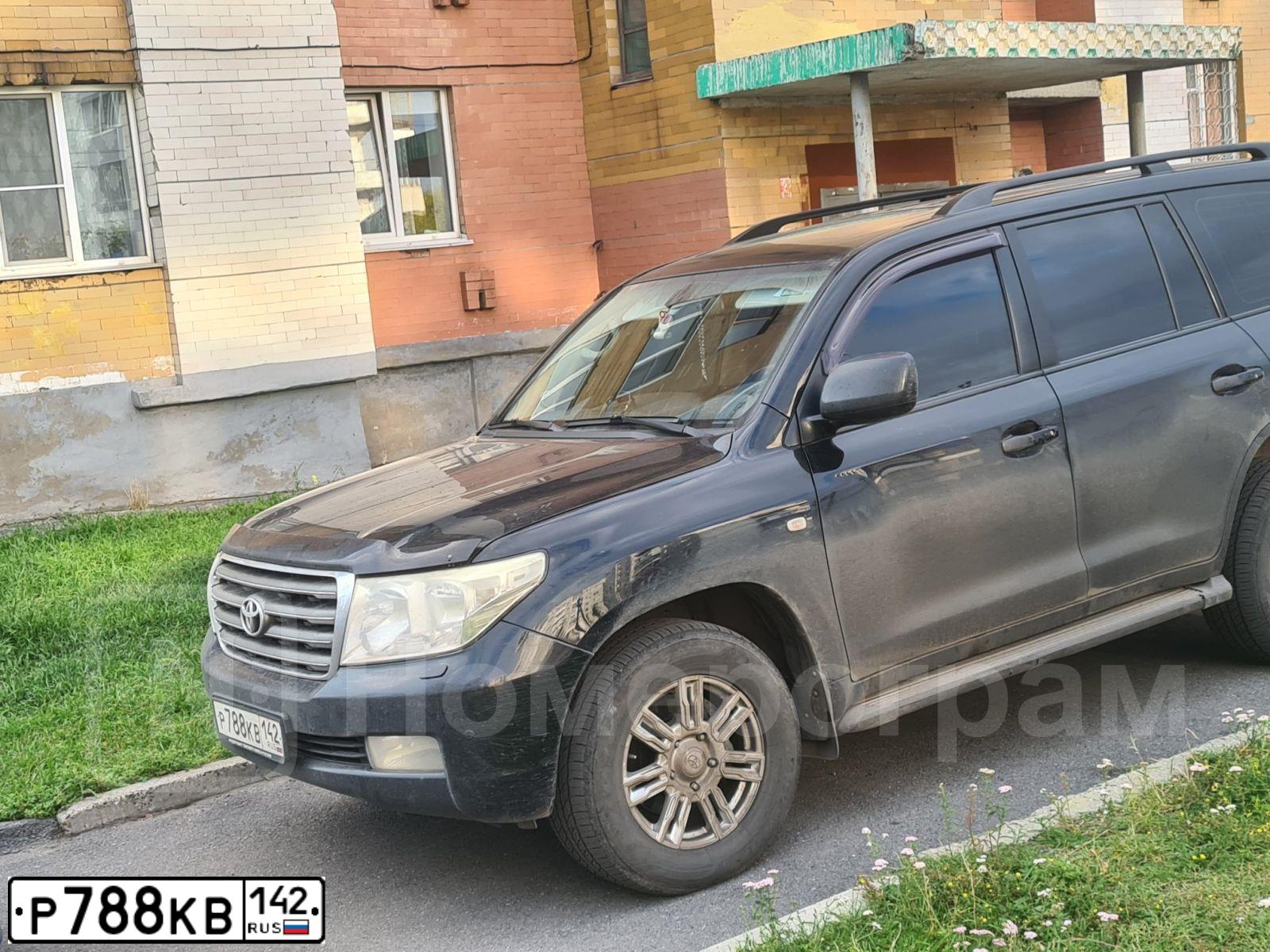 Фото автомобиля TOYOTA LANDCRUISER 200, 2008 — госномер О888КС142. Цвет: ЧЕРНЫЙ