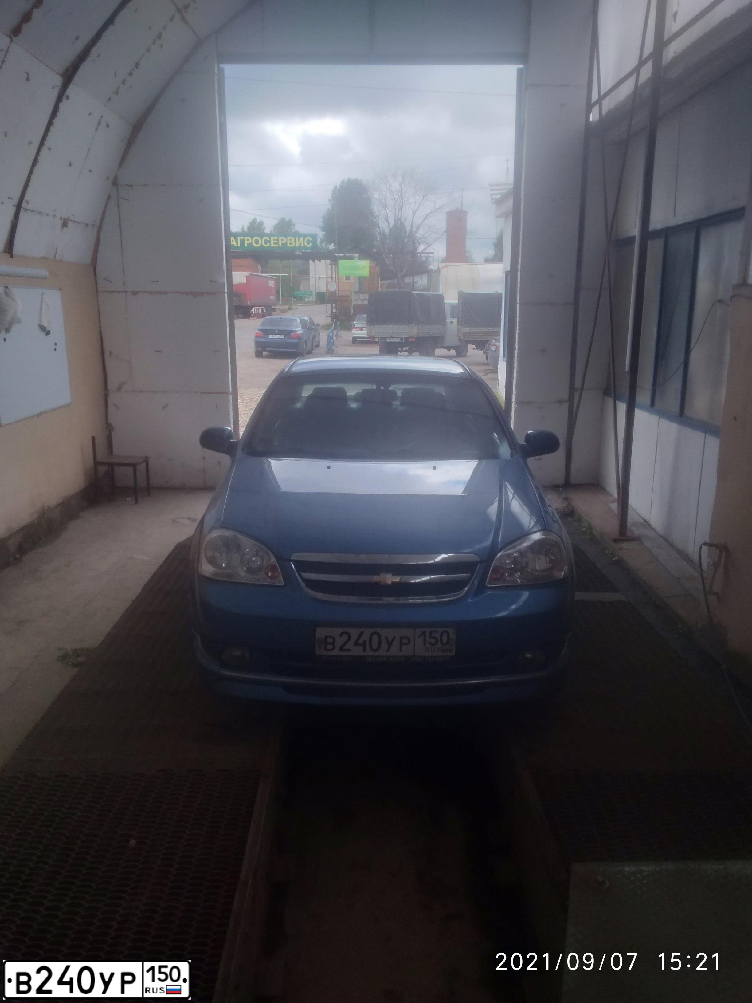 Фото автомобиля CHEVROLET LACETTI, 2008 — госномер В240УР150. Цвет: СИНИЙ