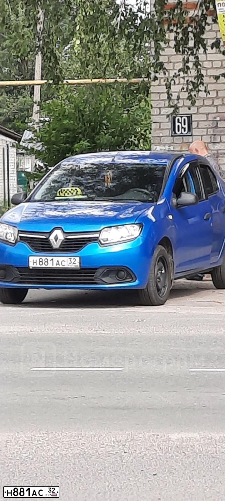 Фото автомобиля RENAULT LOGAN, 2015 — госномер Н881АС32. Цвет: СВЕТЛО-СИНИЙ