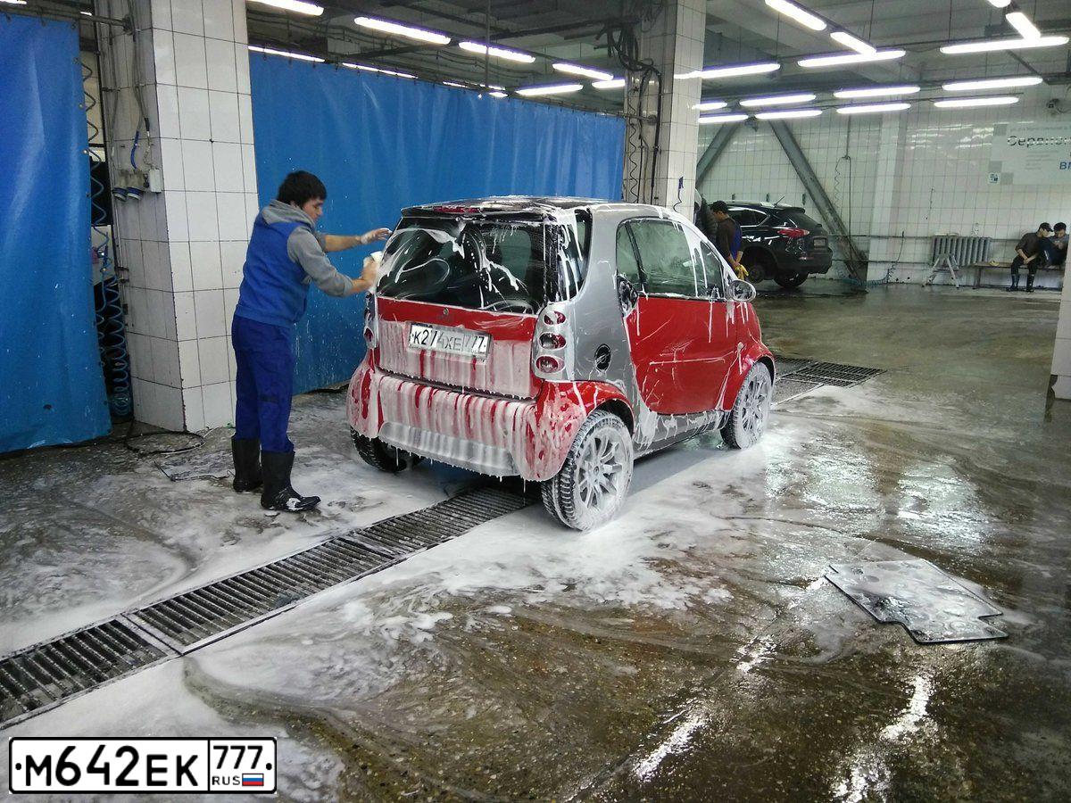 Фото автомобиля SMART FORFOUR, 2016 — госномер О746АС797. Цвет: КРАСНЫЙ-БЕЛЫЙ