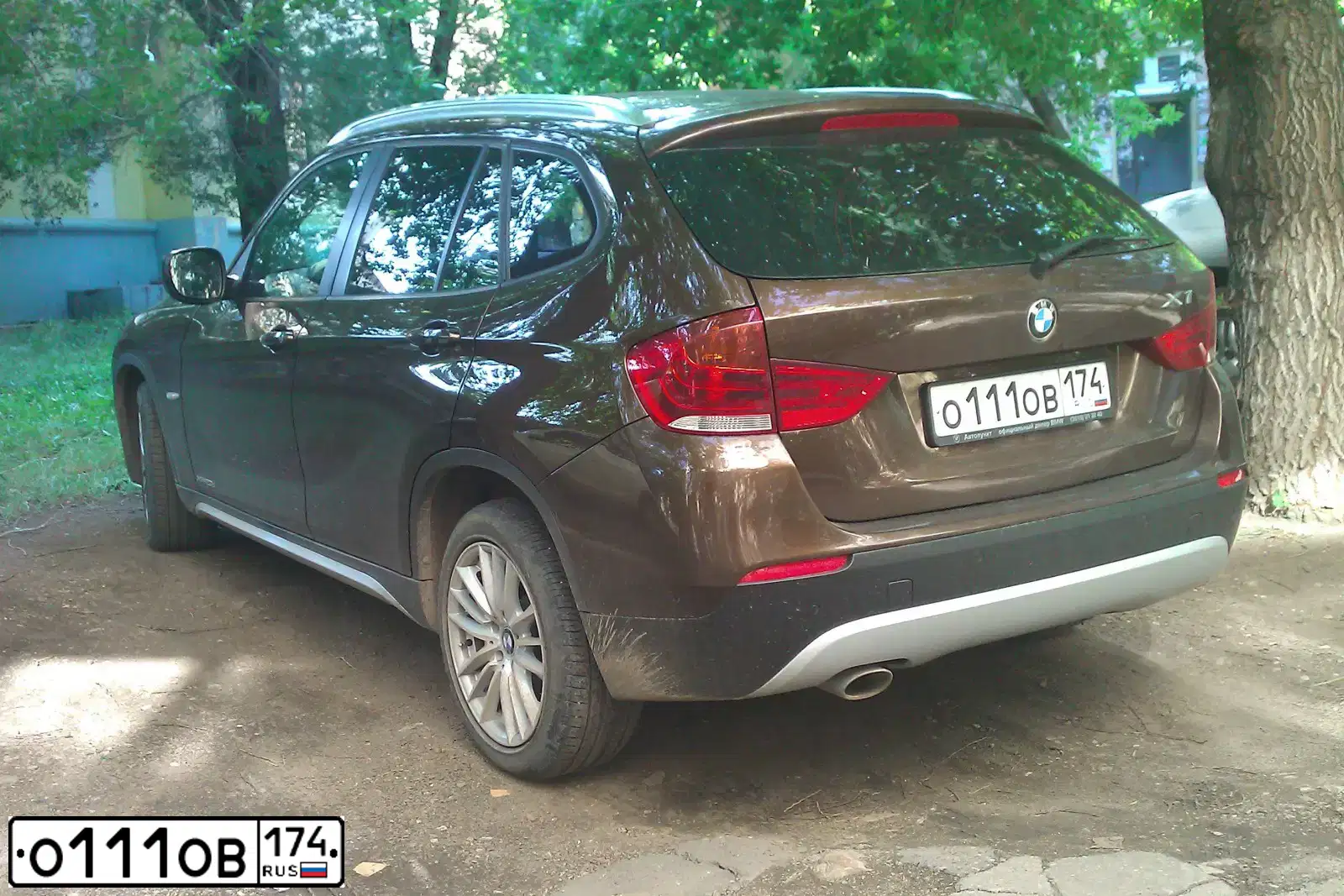 Фото автомобиля BMW X1, 2011 — госномер О111ОВ174. Цвет: Коричневый