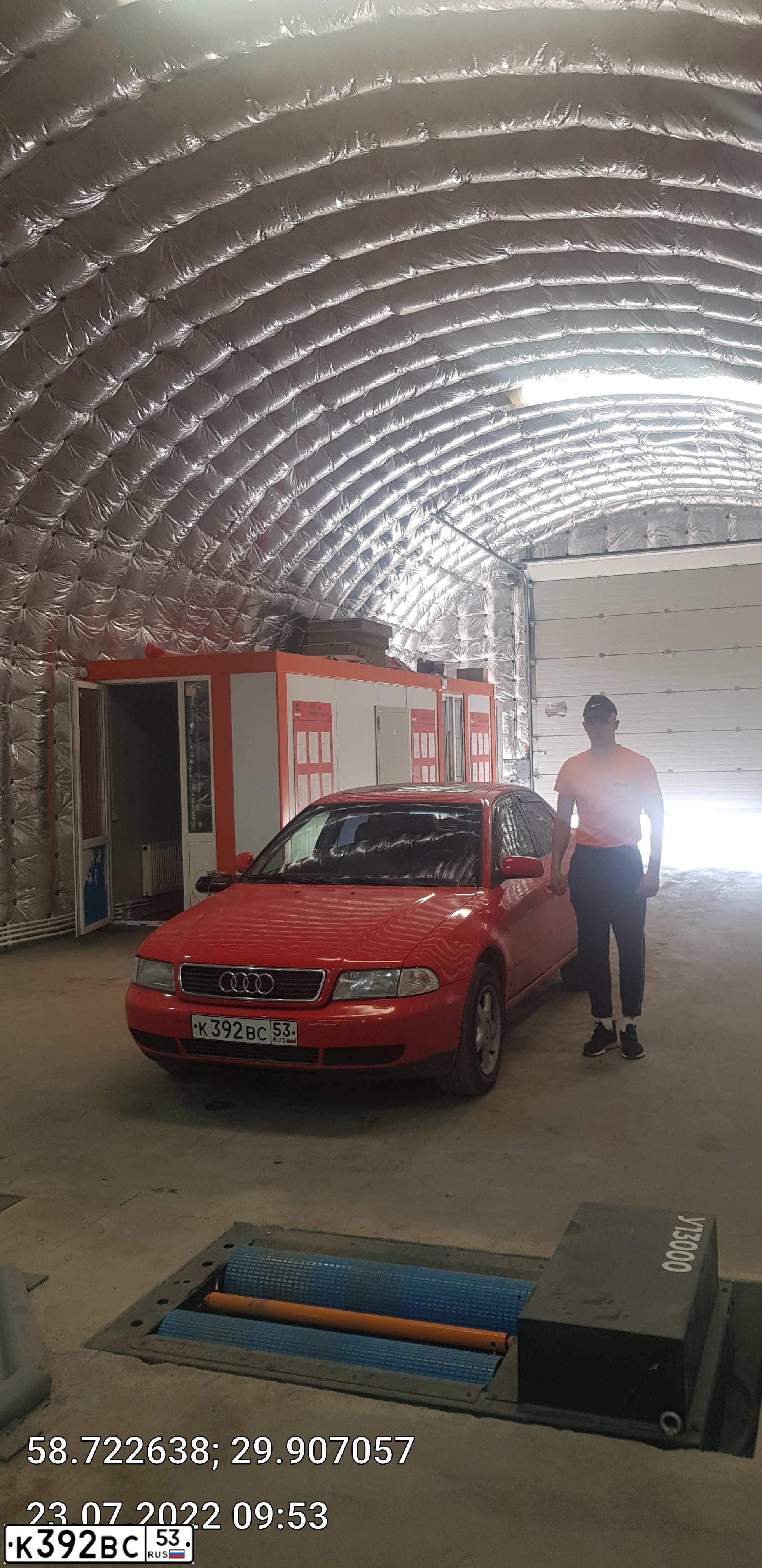 Фото автомобиля AUDI A4, 1995 — госномер К868ВТ53. Цвет: Красный