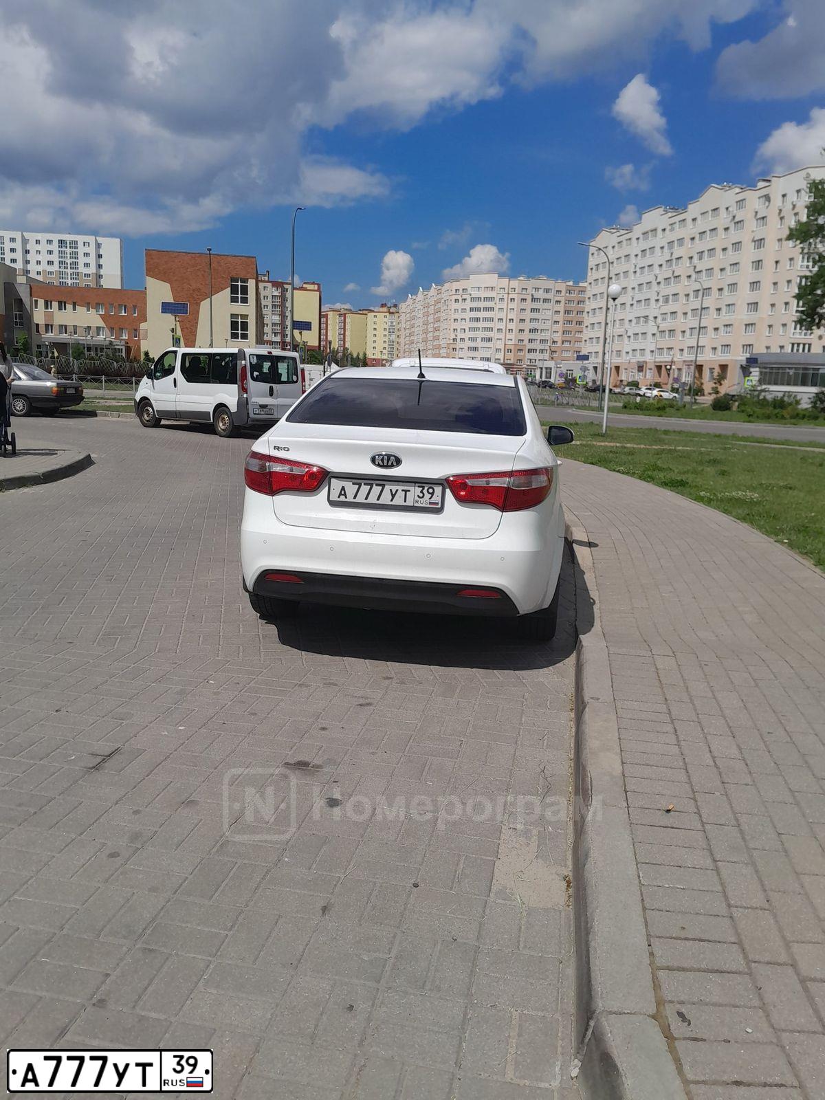 Фото автомобиля KIA RIO, 2014 — госномер А777УТ39. Цвет: БЕЛЫЙ