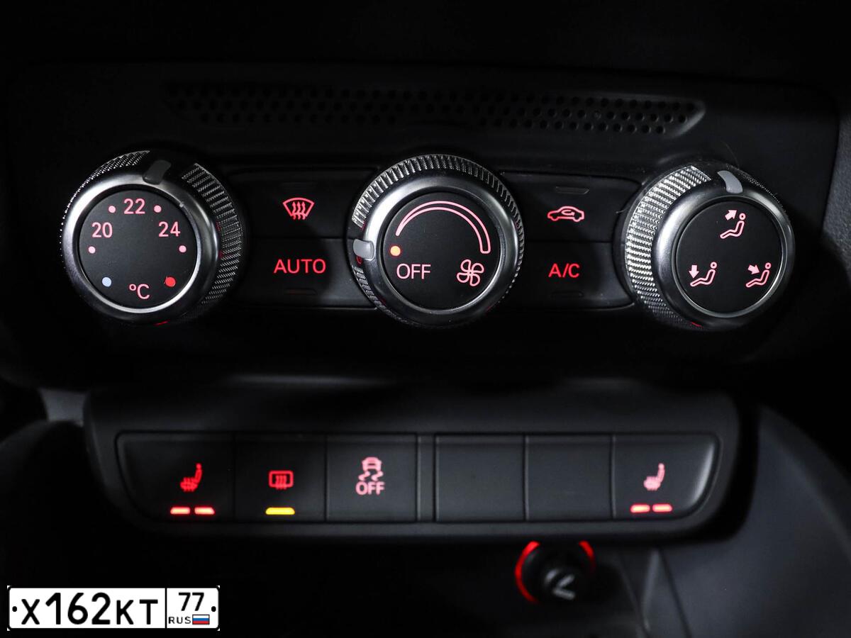 Фото автомобиля AUDI A1 SPORTBACK, 2013 — госномер Х162КТ77. Цвет: КРАСНЫЙ ЧЕРНЫЙ