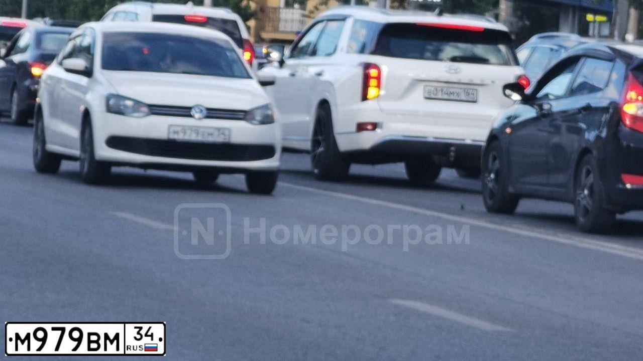 Фото автомобиля TOYOTA YARIS, 2001 — госномер А171ЕЕ134. Цвет: БЕЛЫЙ (СЕРЕБРИСТЫЙ)