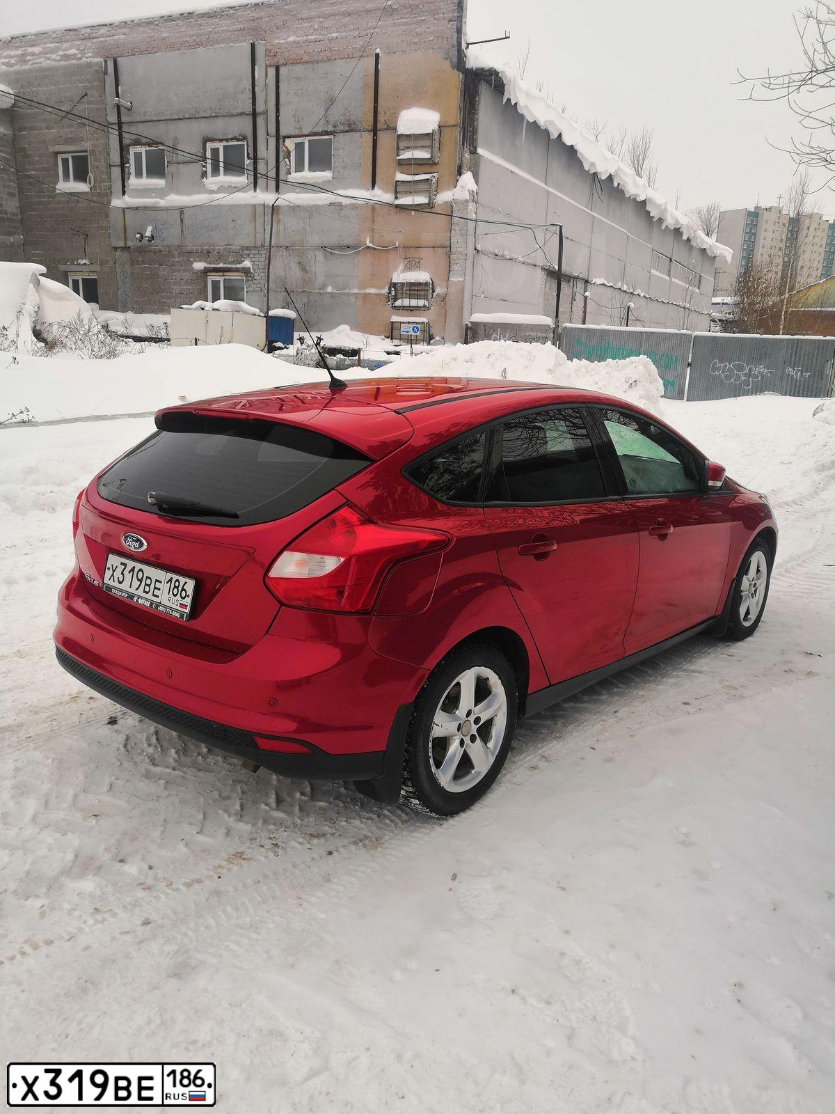 Фото автомобиля FORD FOCUS, 2012 — госномер Х189ЕО55. Цвет: Красный