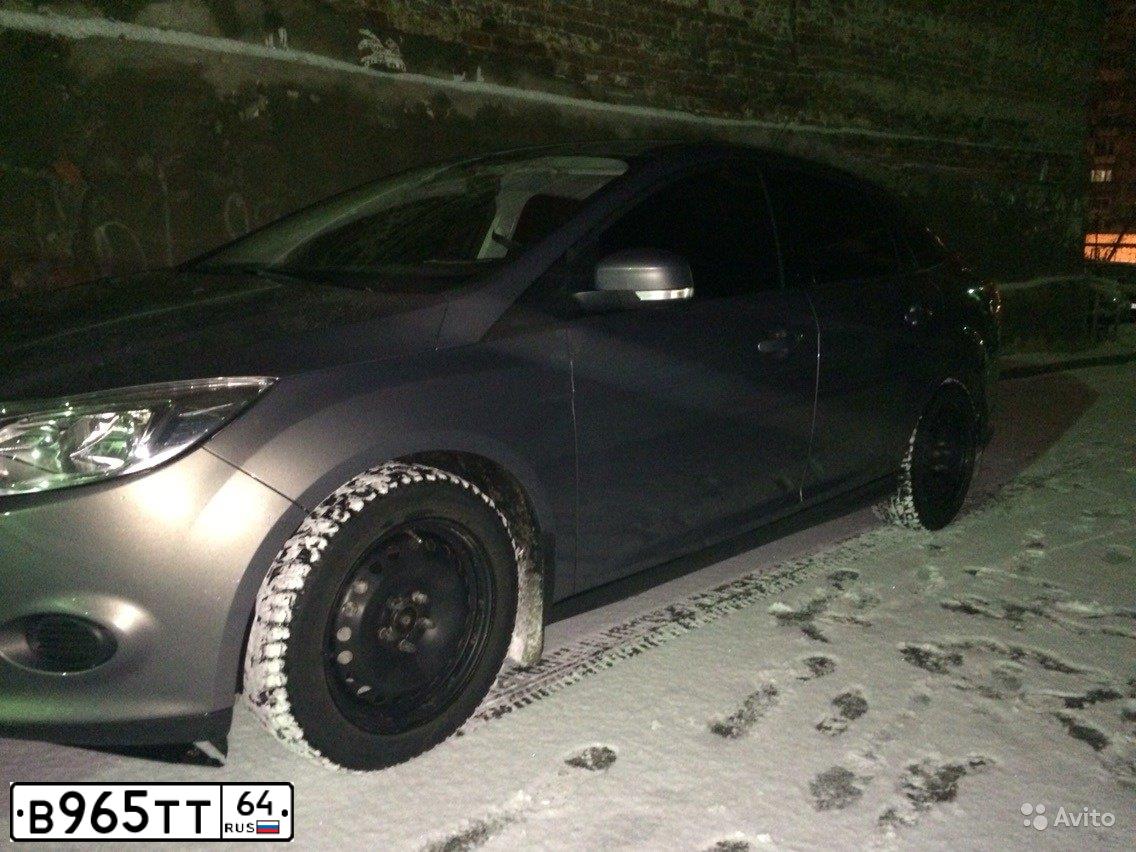 Фото автомобиля FORD FOCUS, 2011 — госномер В965ТТ64. Цвет: СЕРО-КОРИЧНЕВЫЙ
