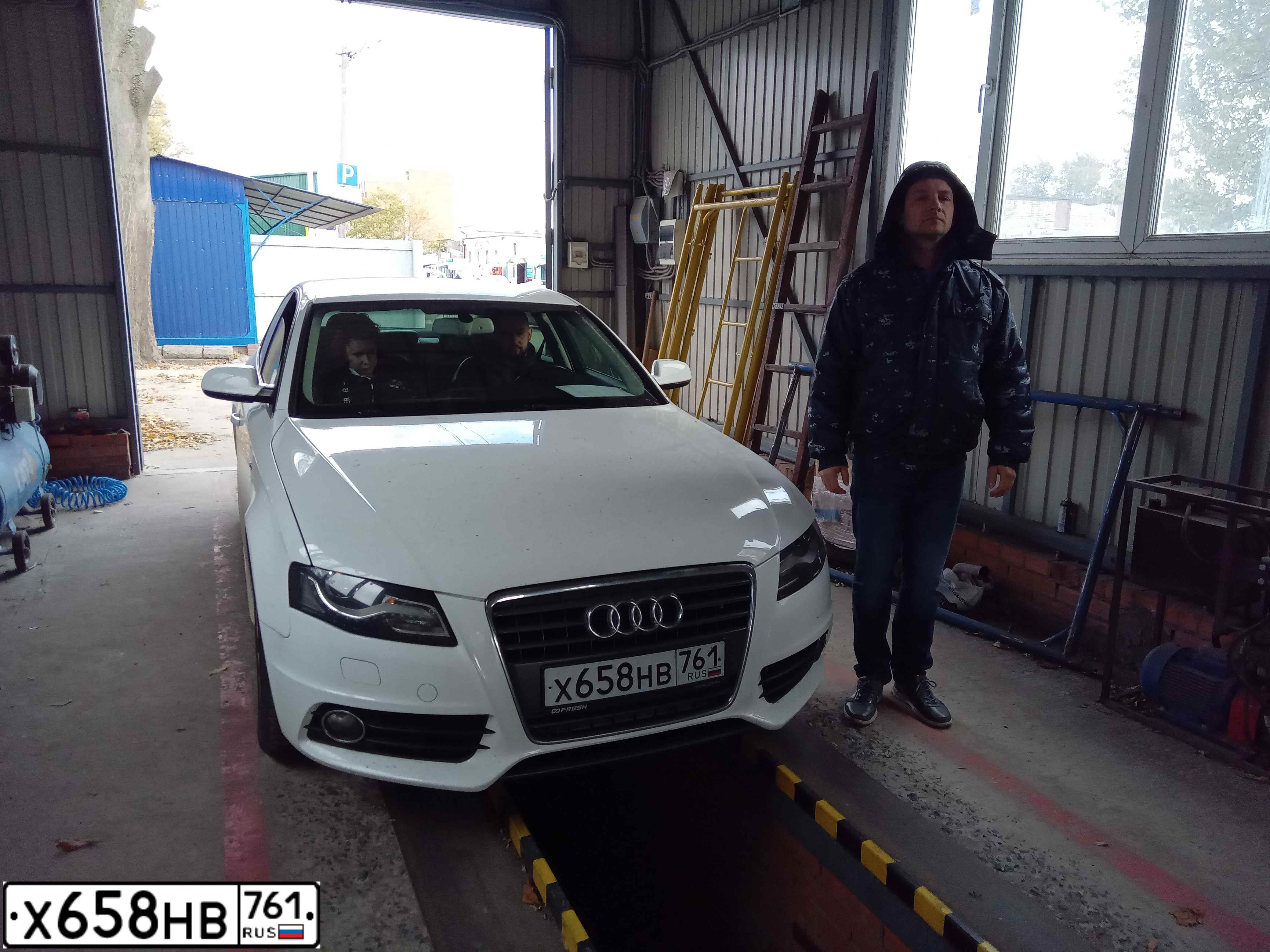 Фото автомобиля AUDI A4, 2010 — госномер А990АК761. Цвет: Белый