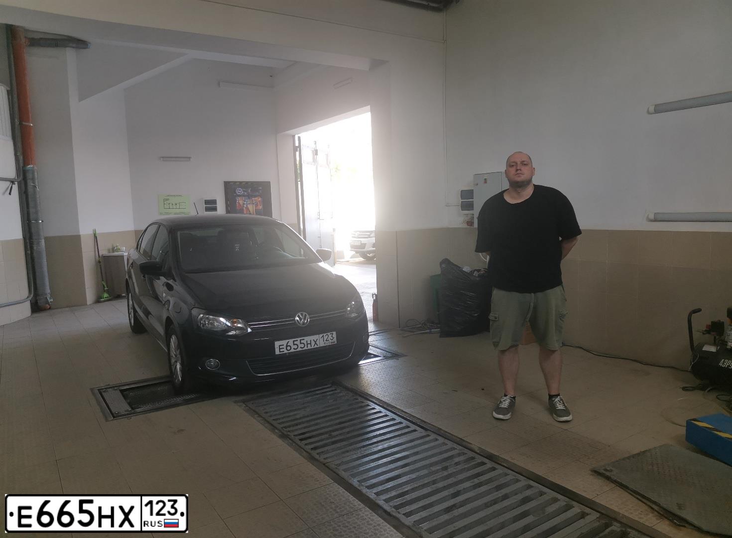 Фото автомобиля VOLKSWAGEN POLO, 2014 — госномер Е655НХ123. Цвет: ЧЕРНЫЙ