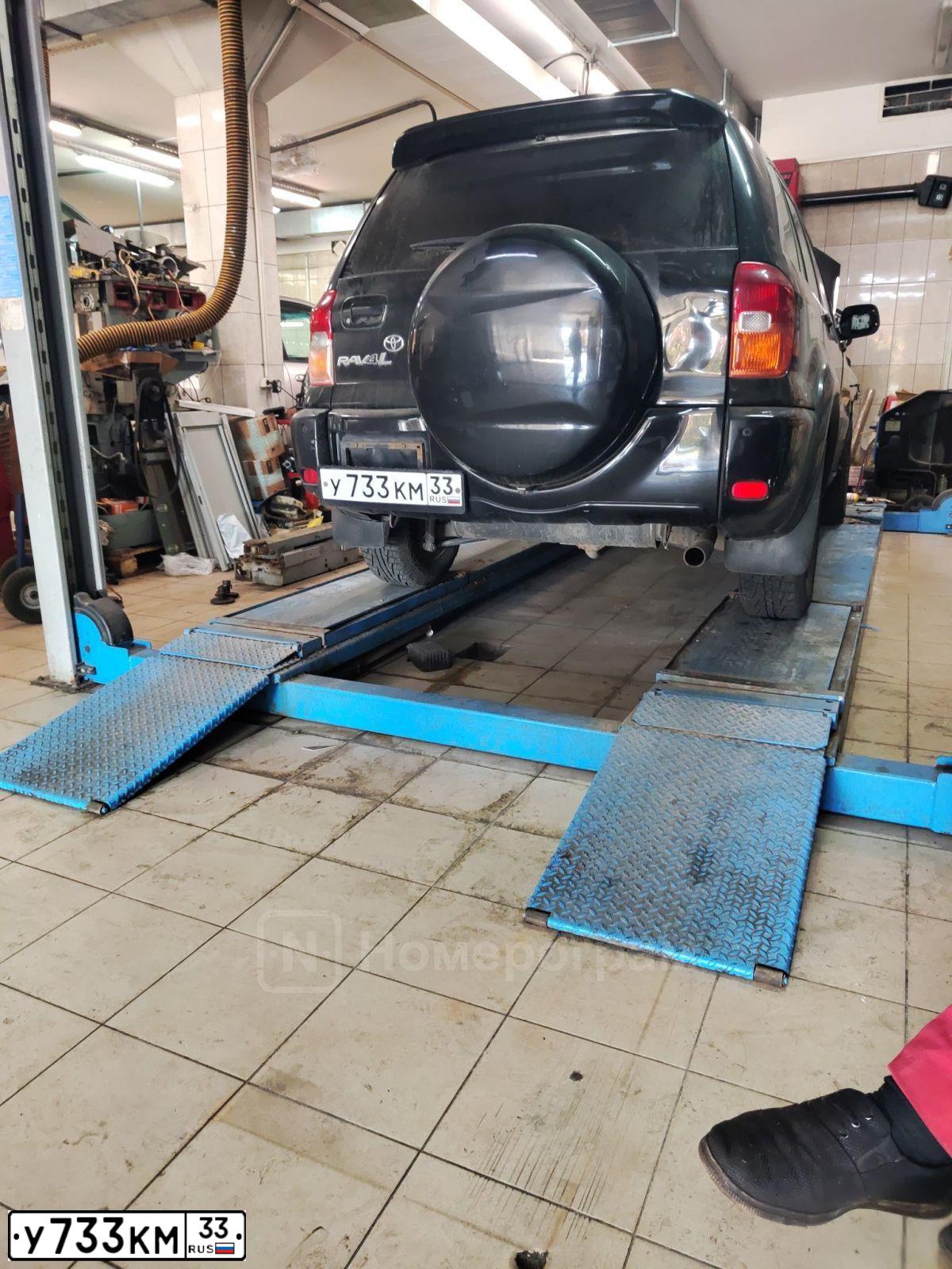 Фото автомобиля TOYOTA RAV4, 2002 — госномер У733КМ33. Цвет: ЧЕРНЫЙ