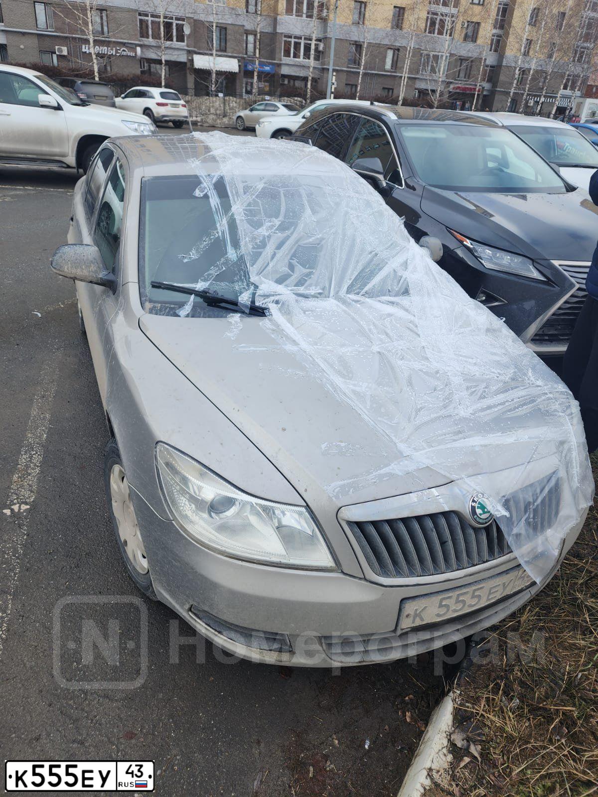 Фото автомобиля SKODA OCTAVIA, 2012 — госномер К555ЕУ43. Цвет: СЕРЫЙ