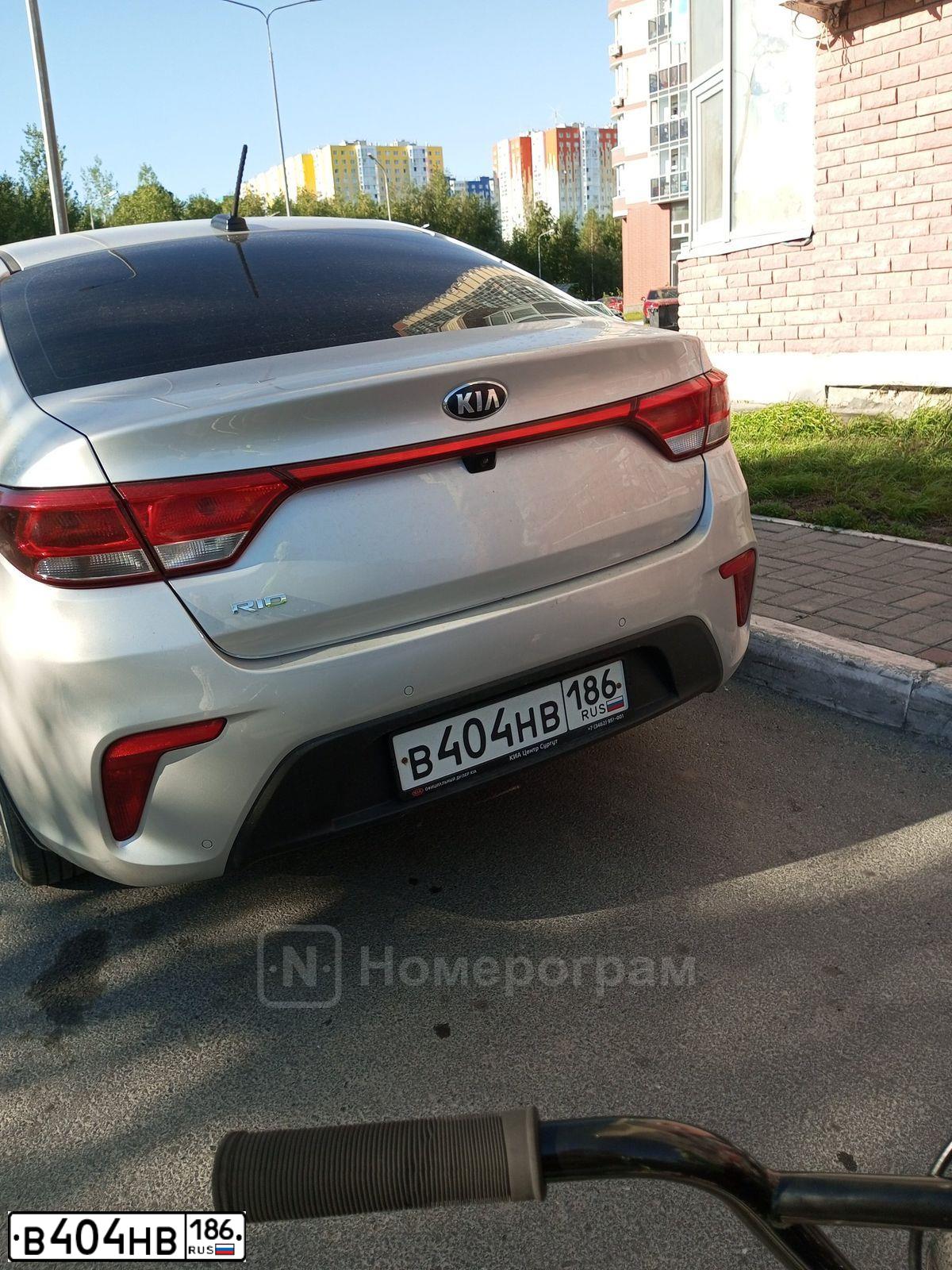 Фото автомобиля KIA RIO, 2020 — госномер В404НВ186. Цвет: СЕРЫЙ