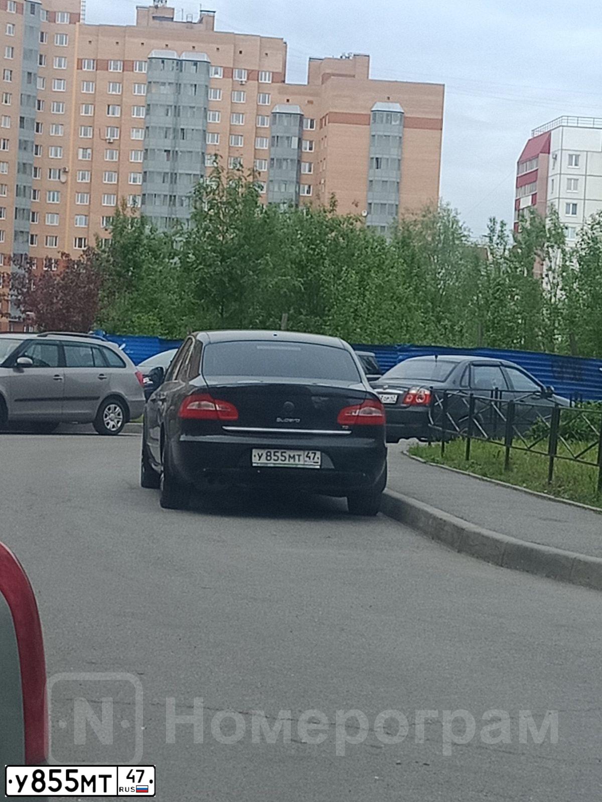 Фото автомобиля SKODA SUPERB, 2011 — госномер У855МТ47. Цвет: ЧЕРНЫЙ