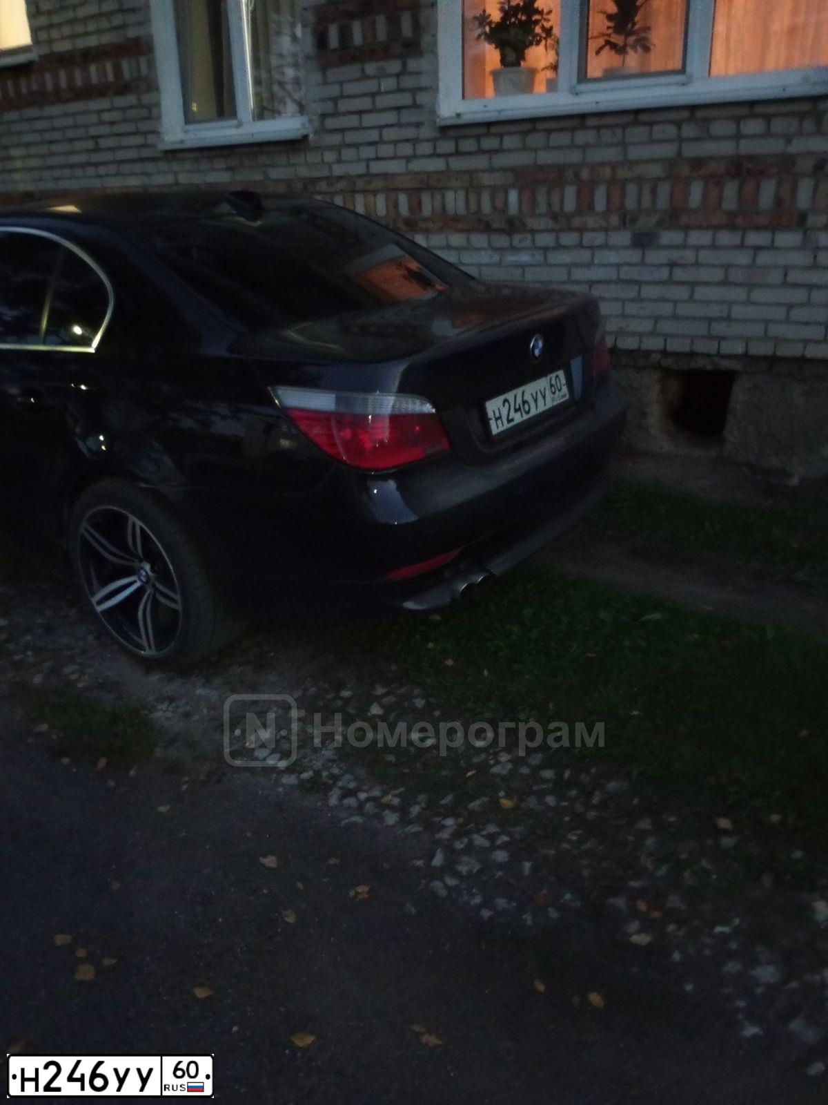 Фото автомобиля BMW SERIE 5, 2004 — госномер Н246УУ60. Цвет: ЧЕРНЫЙ