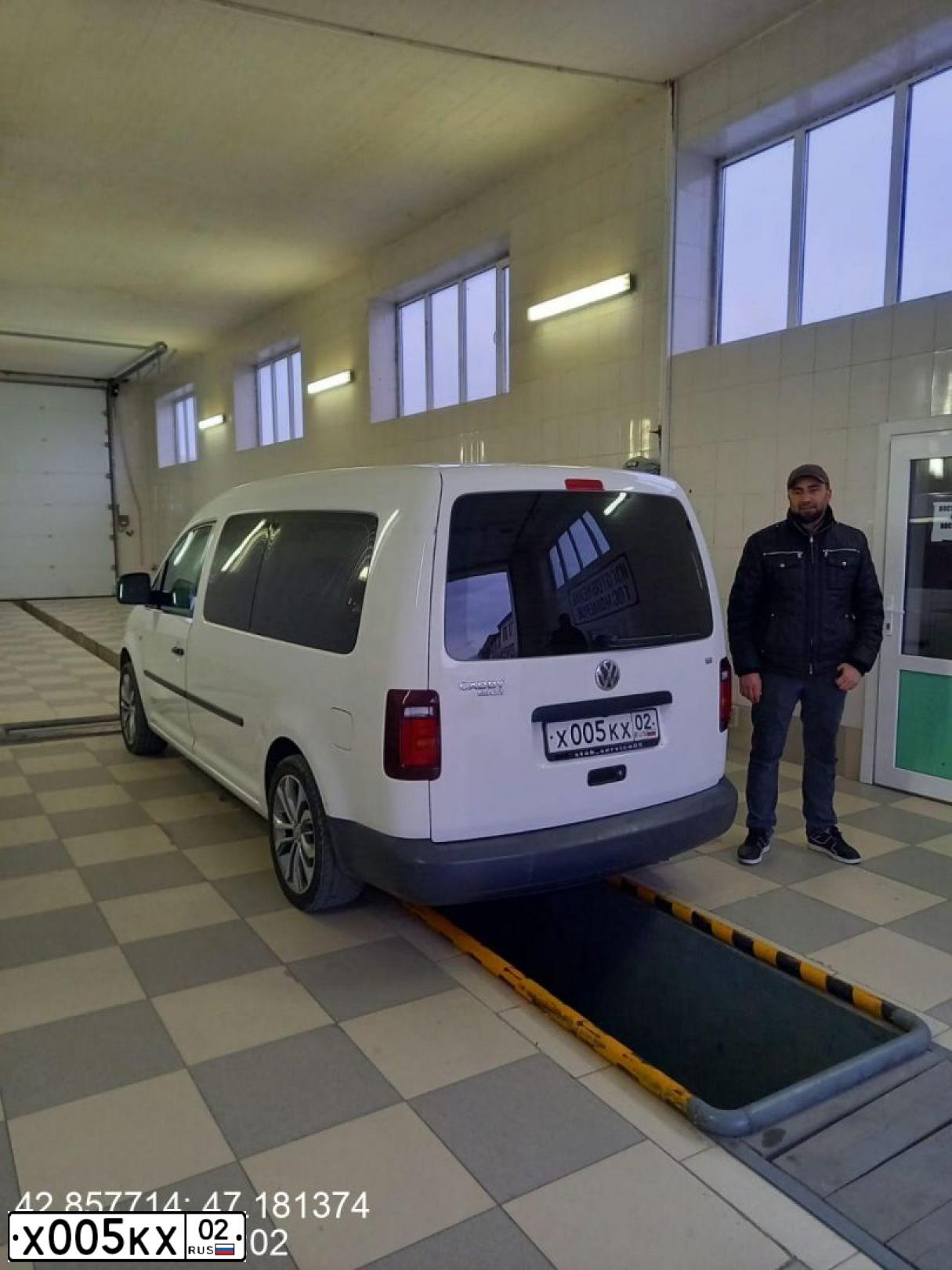 Фото автомобиля VOLKSWAGEN CADDY, 2010 — госномер Х005КХ05. Цвет: Белый