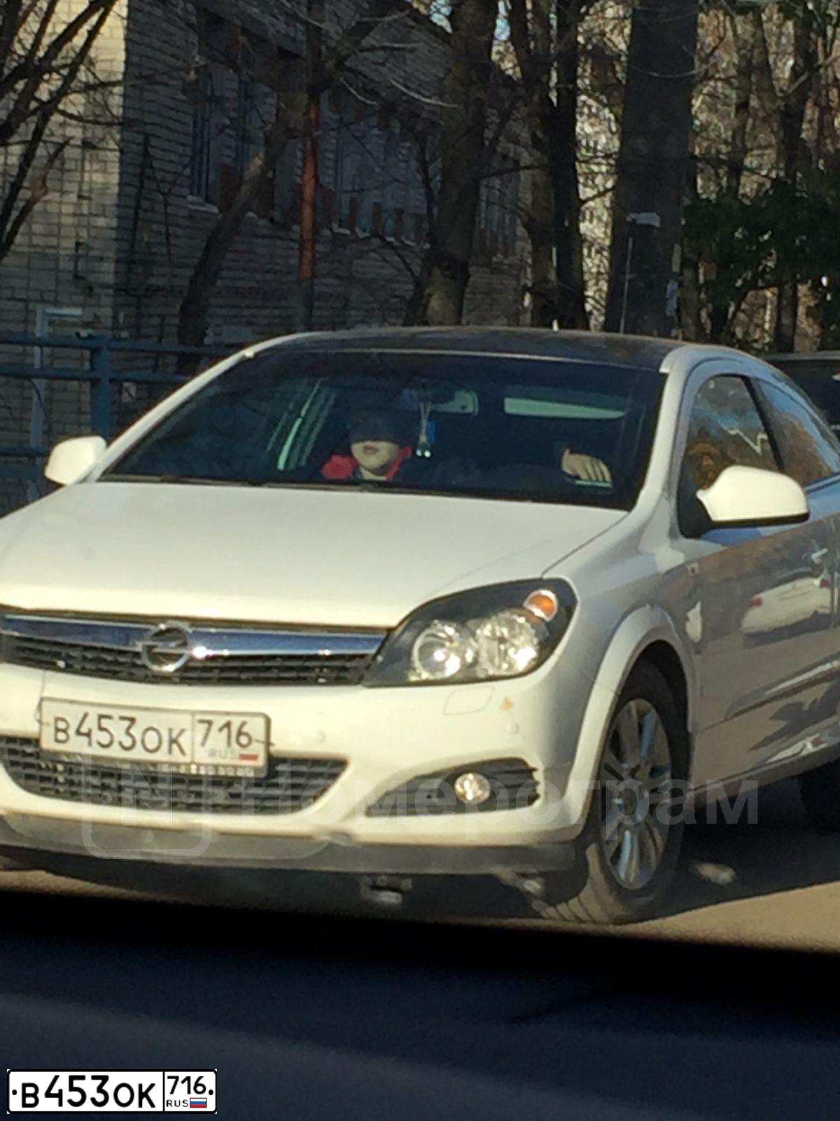 Фото автомобиля OPEL ASTRA, 2010 — госномер М142РС193. Цвет: Белый