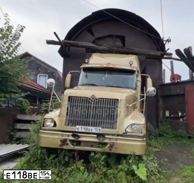 Фото автомобиля INTERNATIONAL 9200, 2003 — госномер Х498НН154. Цвет: ЗОЛОТИСТЫЙ