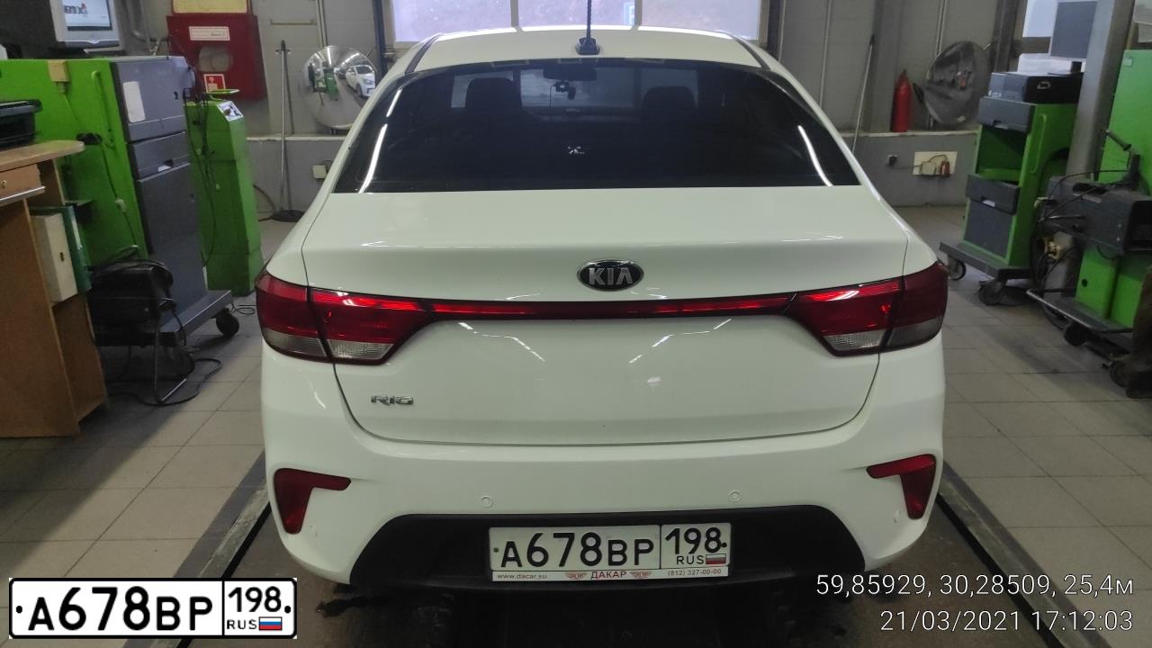 Фото автомобиля KIA RIO, 2017 — госномер А678ВР198. Цвет: БЕЛЫЙ