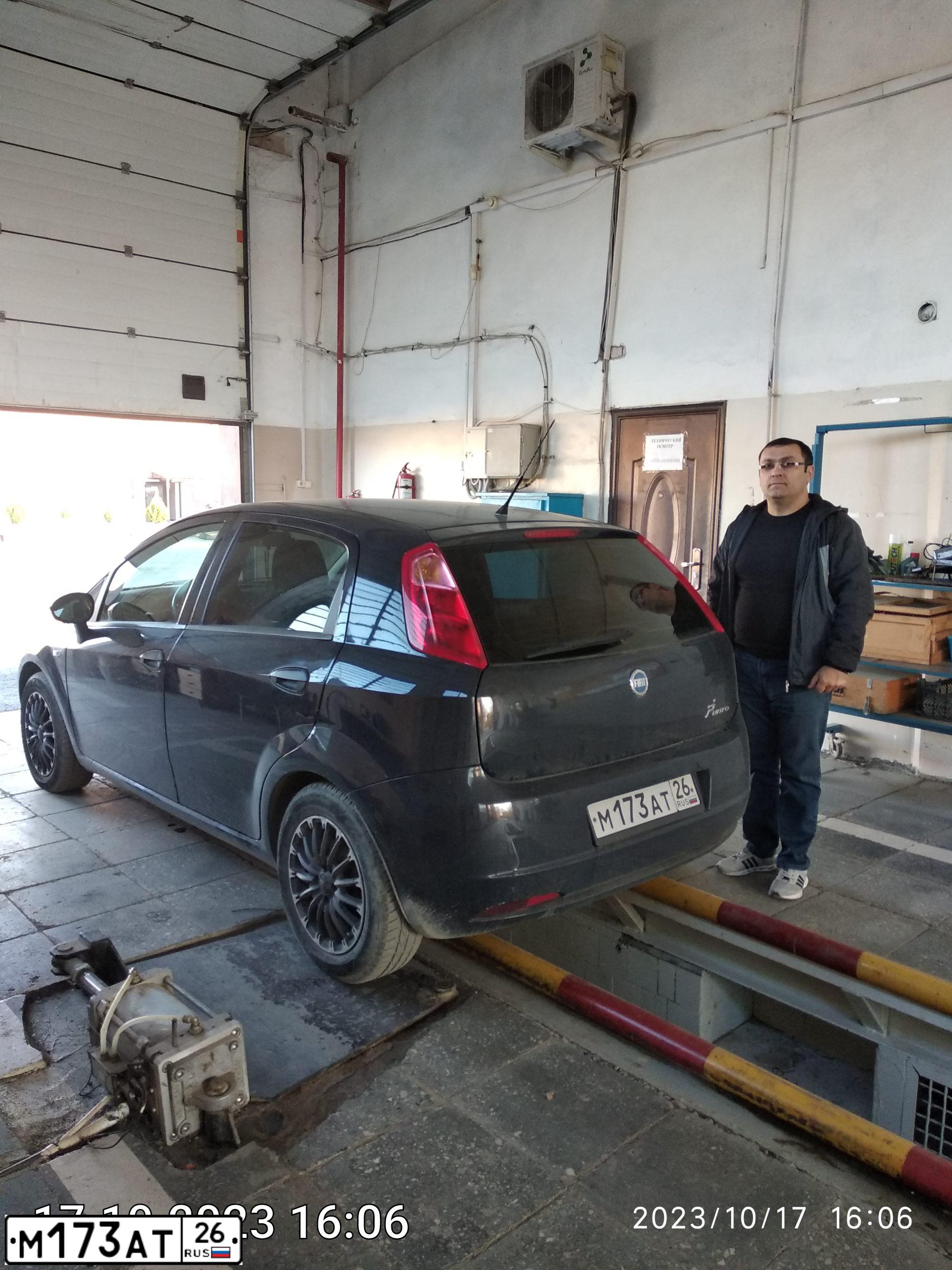 Фото автомобиля FIAT PUNTO, 2006 — госномер М173АТ26. Цвет: ТЕМНО-СИНИЙ