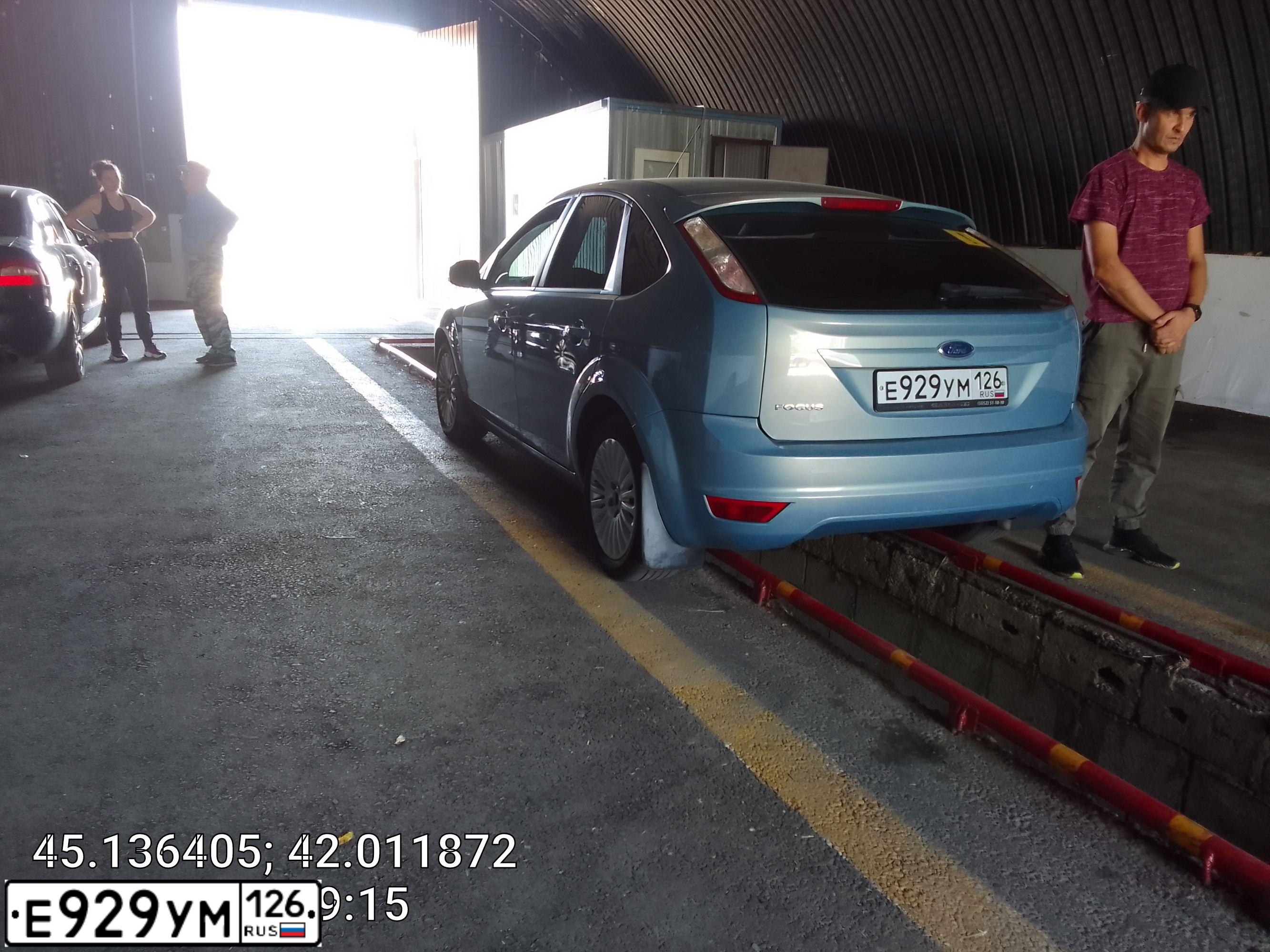 Фото автомобиля FORD FOCUS, 2010 — госномер Е929УМ126. Цвет: СЕРО-ГОЛУБОЙ