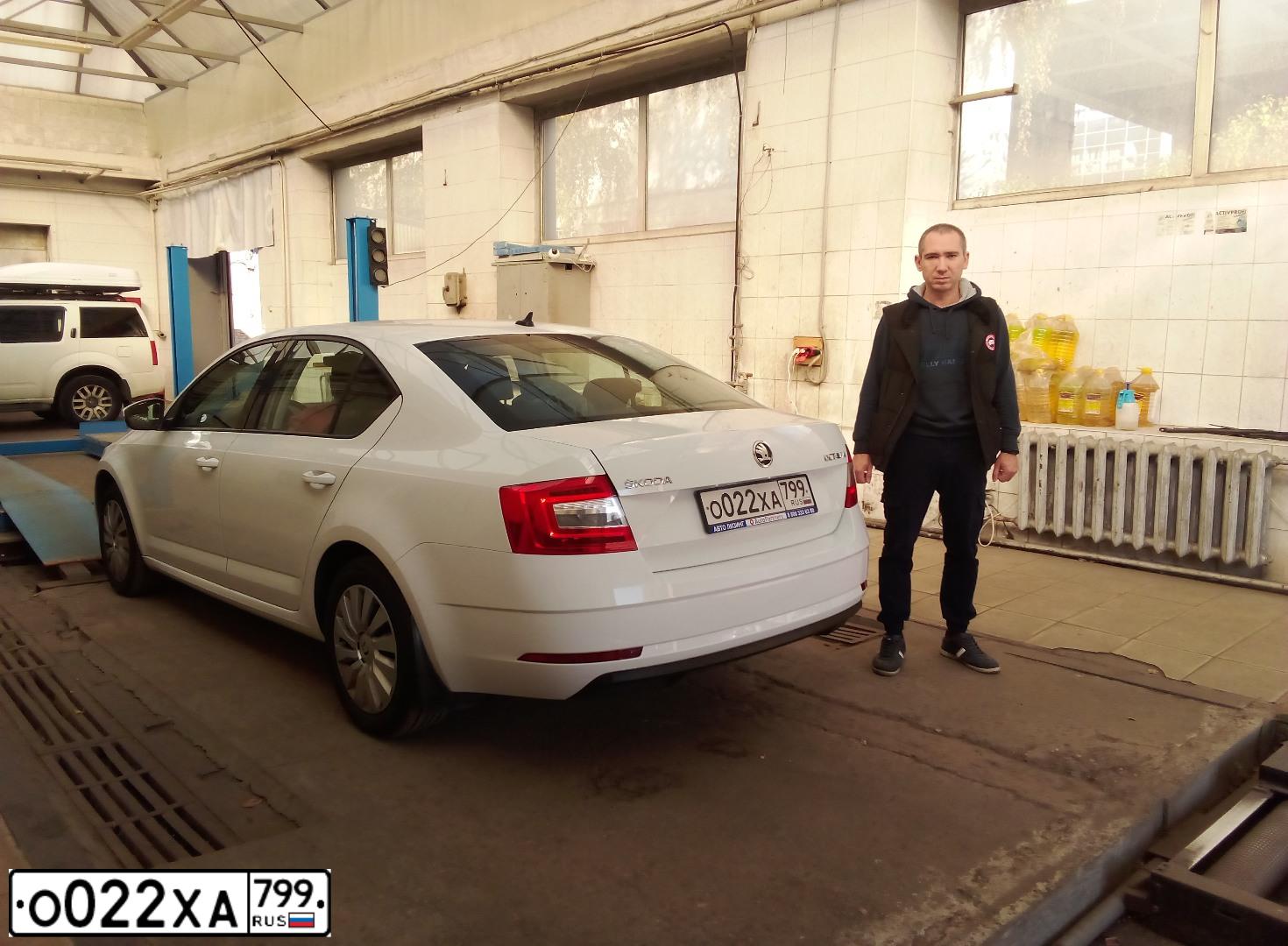 Фото автомобиля SKODA OCTAVIA, 2020 — госномер О022ХА799. Цвет: Белый
