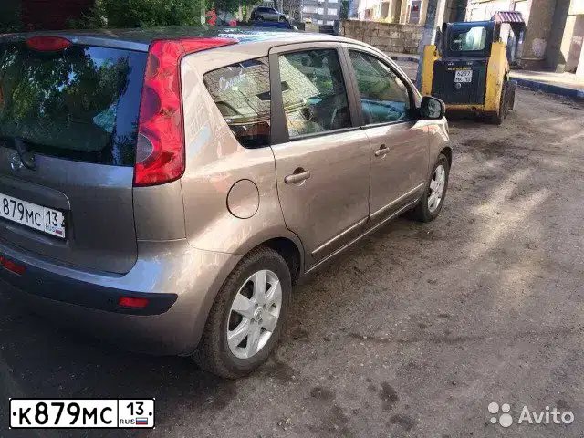 Фото автомобиля NISSAN NOTE, 2006 — госномер К879МС13. Цвет: БЕЖЕВЫЙ