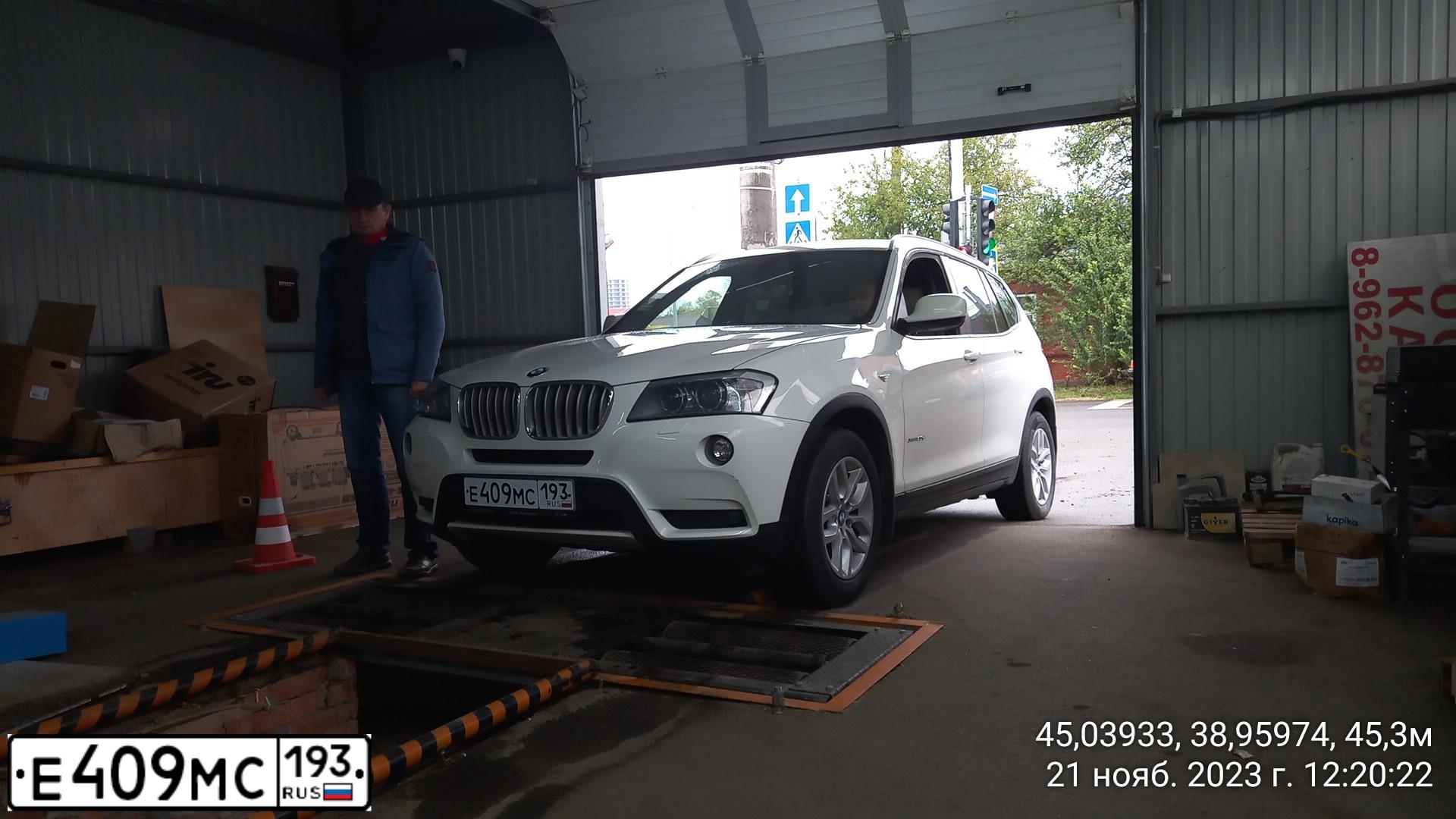 Фото автомобиля BMW X3, 2012 — госномер Е300МС93. Цвет: БЕЛЫЙ