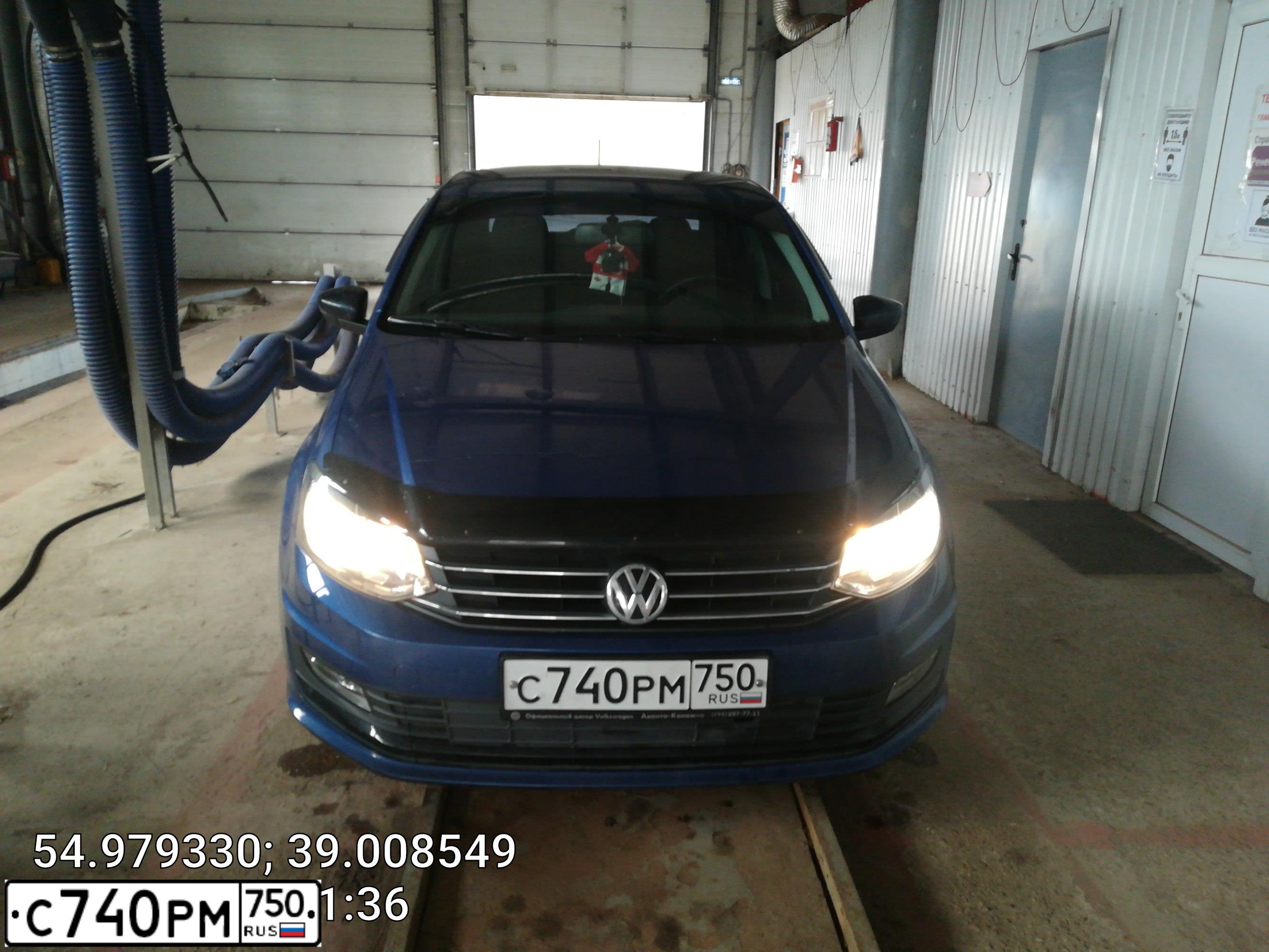 Фото автомобиля VOLKSWAGEN POLO, 2017 — госномер С740РМ750. Цвет: ЯРКО-СИНИЙ