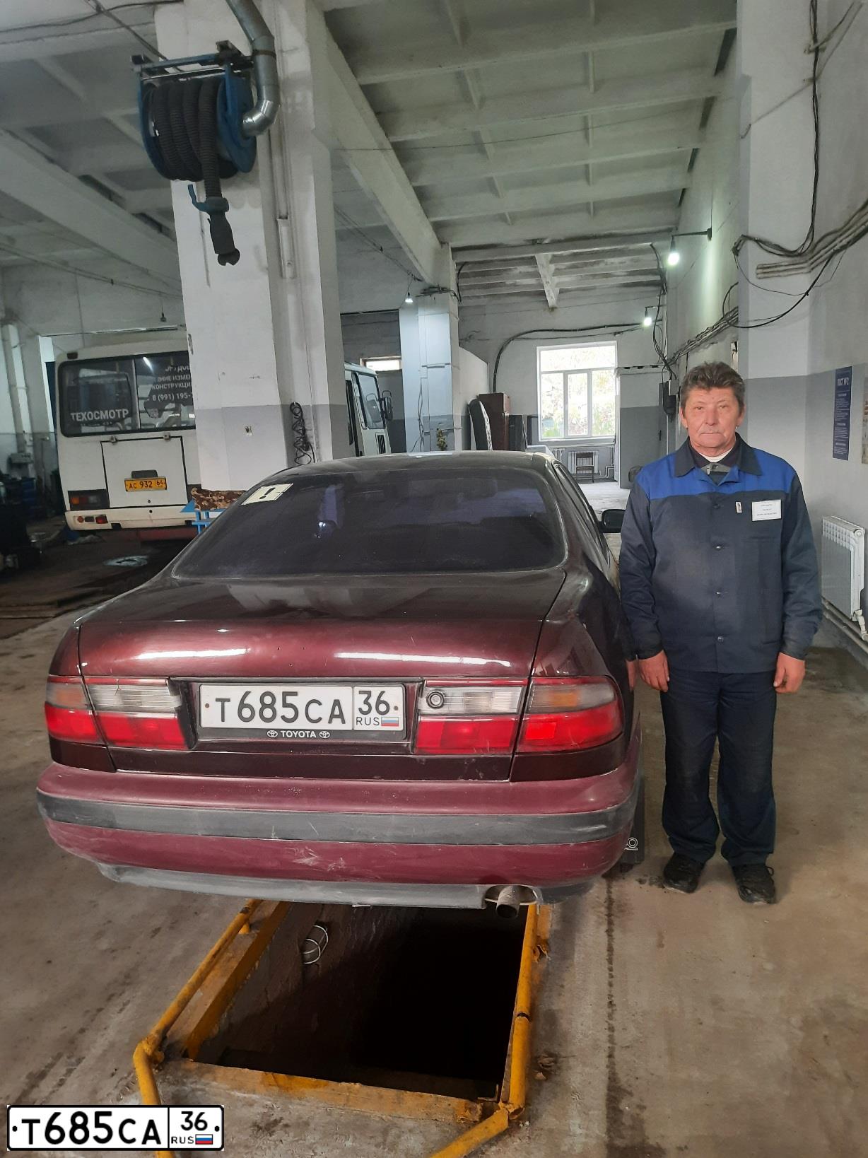 Фото автомобиля TOYOTA CARINA, 1994 — госномер Т335ВА181. Цвет: ВИШНЕВЫЙ